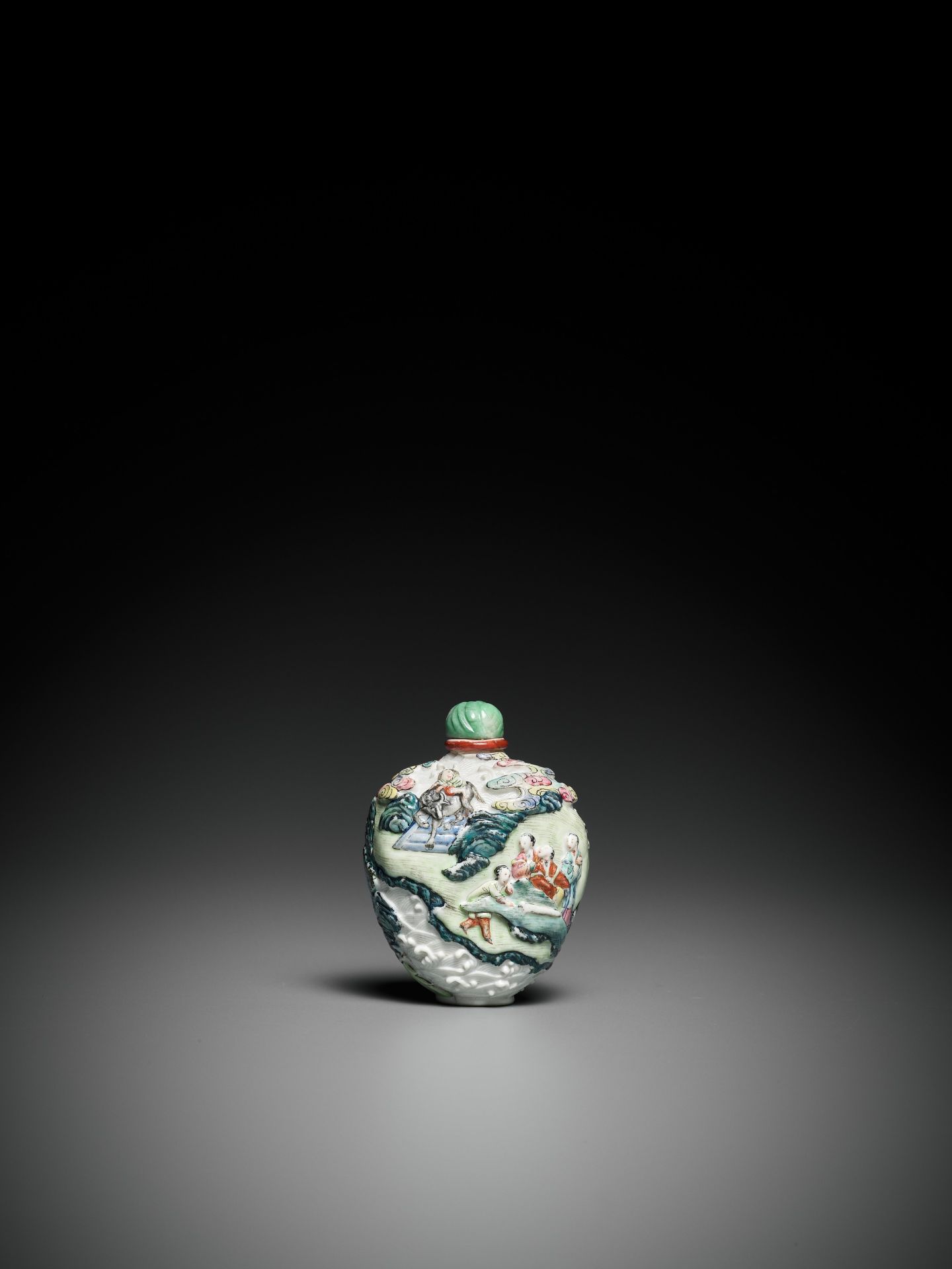 AN IMPERIAL MOLDED AND ENAMELED PORCELAIN SNUFF BOTTLE, JIAQING MARK AND PERIOD - Image 2 of 8