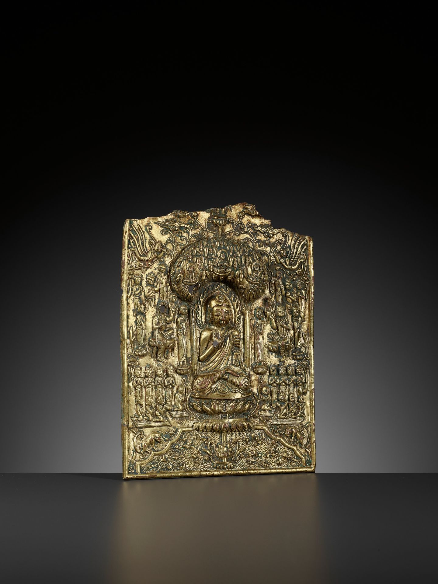 A LARGE AND IMPORTANT BUDDHIST VOTIVE PLAQUE, GILT COPPER REPOUSSE, EARLY TANG DYNASTY - Bild 20 aus 21