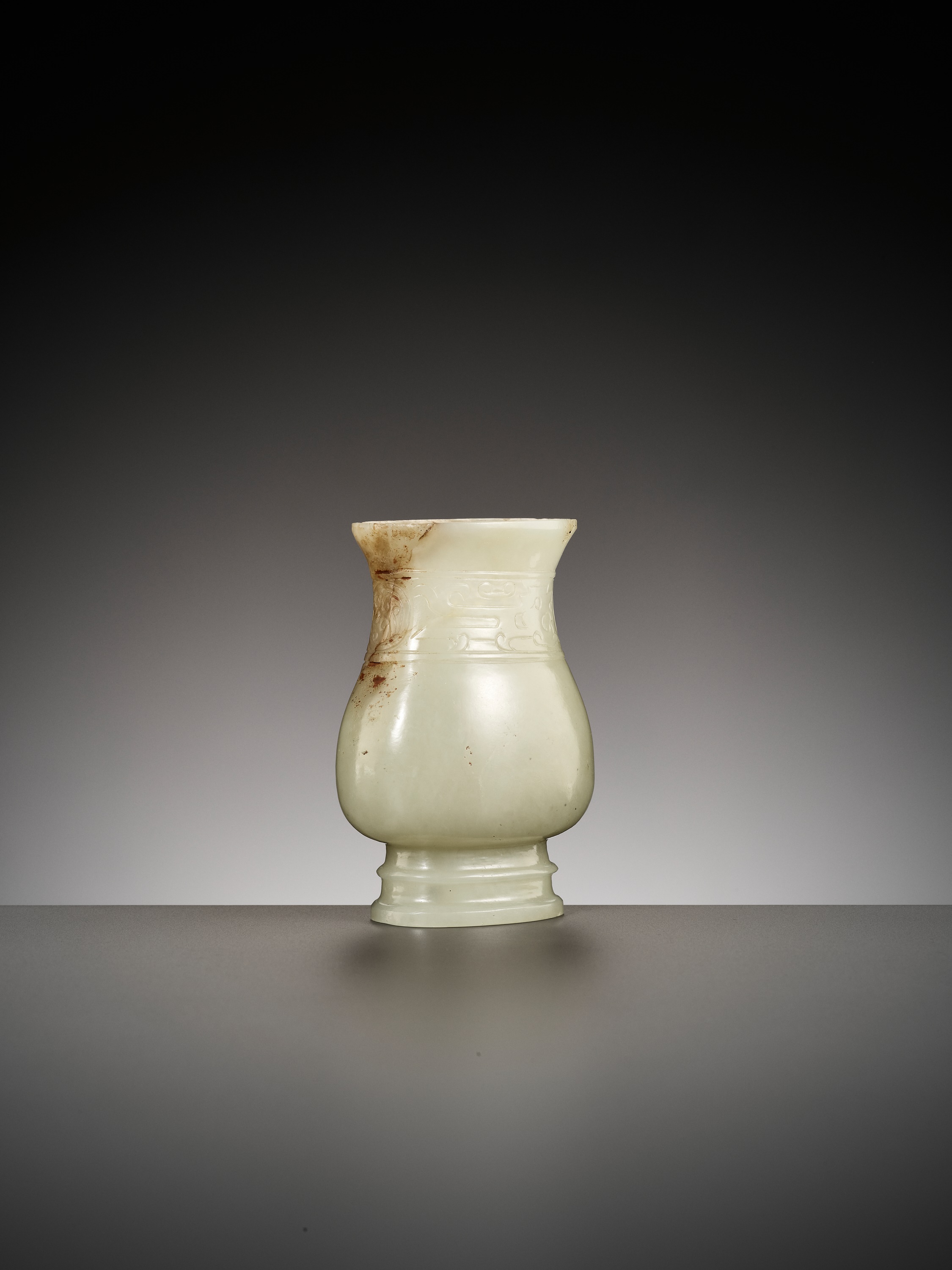 A RARE ARCHAISTIC 'SHANG BRONZE IMITATION' JADE VESSEL, ZHI, LATE SONG TO EARLY MING DYNASTY - Image 9 of 19