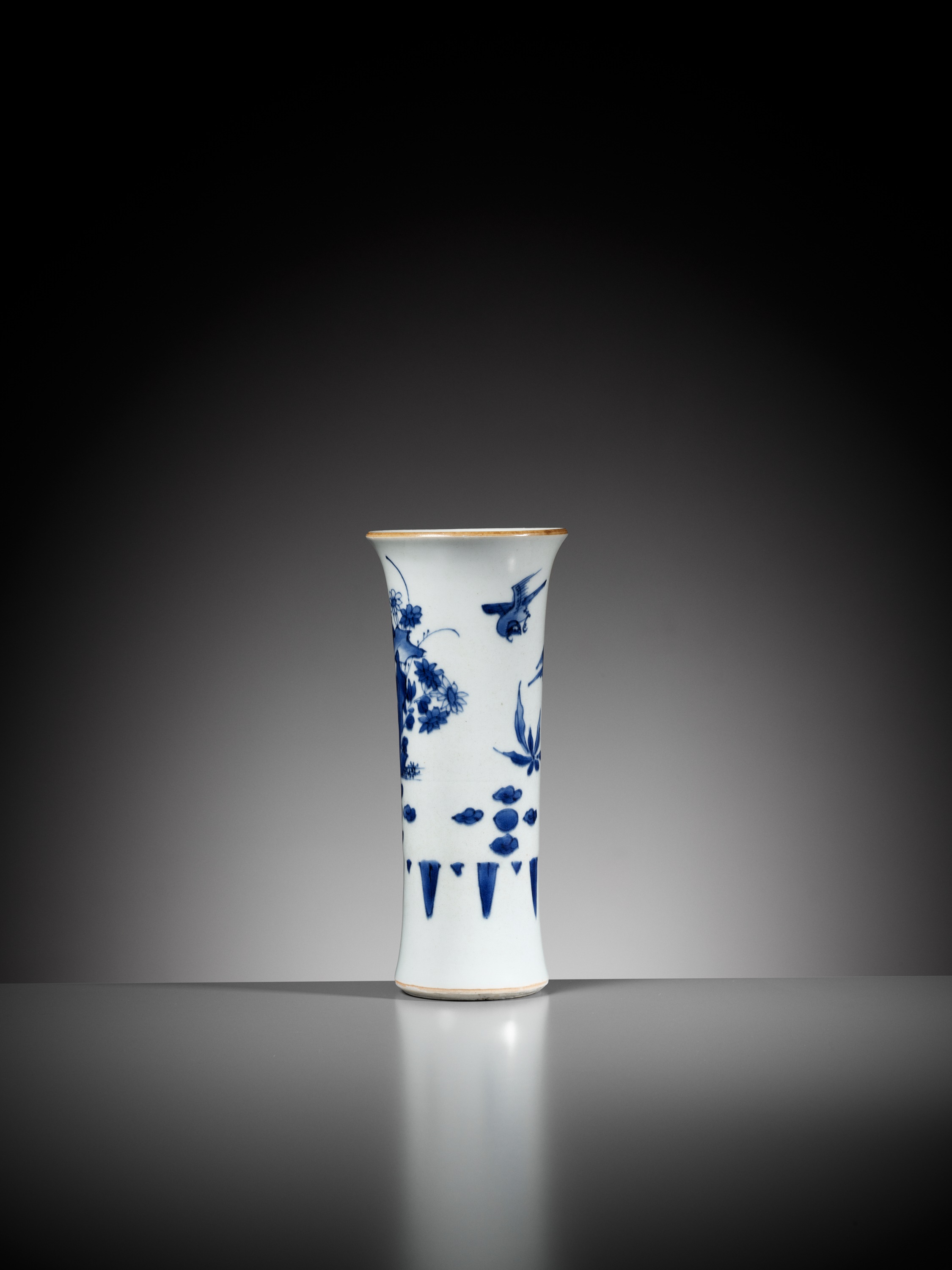 A BLUE AND WHITE BEAKER VASE, GU, TRANSITIONAL PERIOD - Image 3 of 10