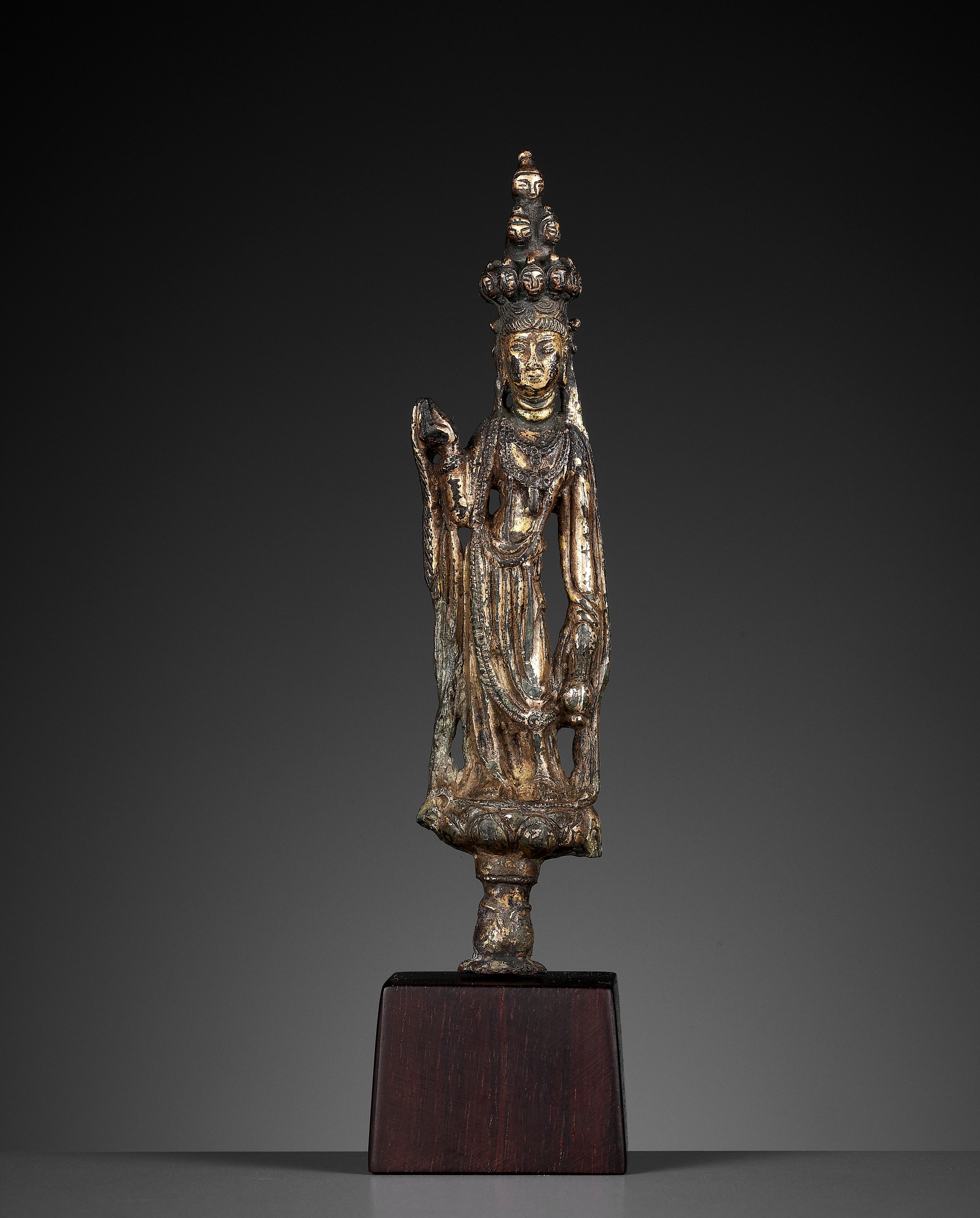 A GILT BRONZE FIGURE OF THE ELEVEN-HEADED AVALOKITESHVARA, TANG DYNASTY - Image 2 of 10