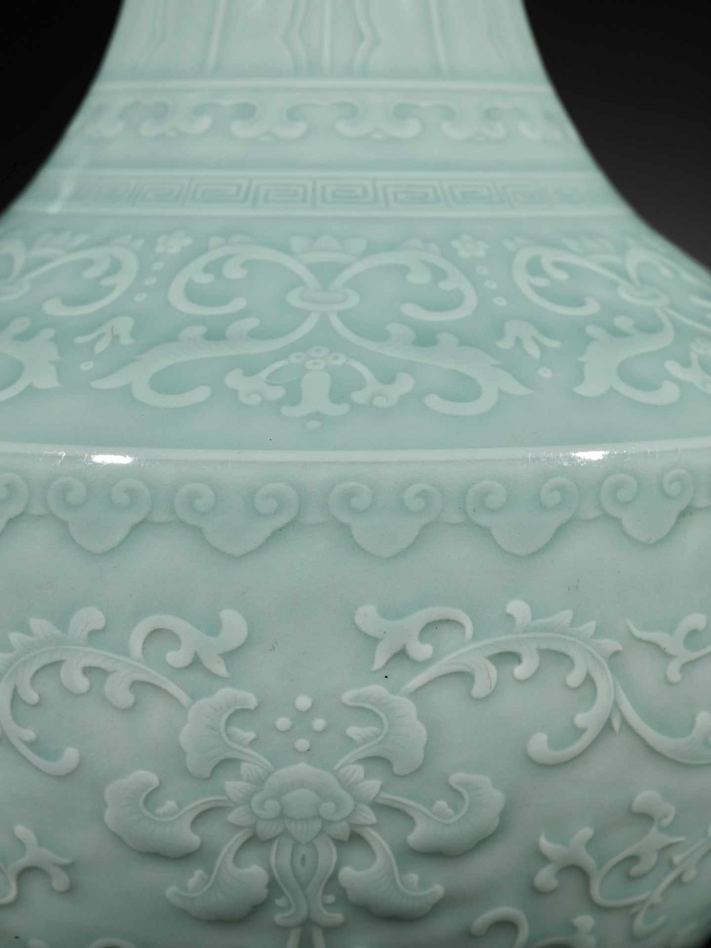 A CARVED CELADON-GLAZED 'LOTUS' VASE, QIANLONG MARK AND PERIOD - Bild 11 aus 22