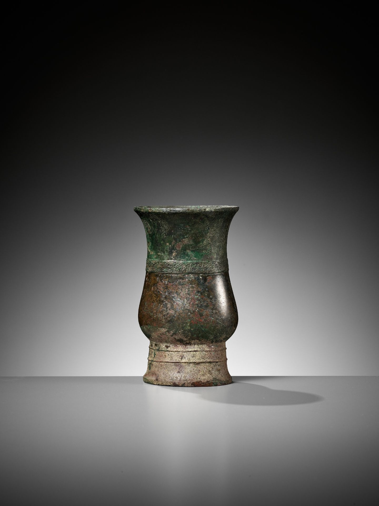 AN ARCHAIC BRONZE RITUAL WINE VESSEL, ZHI, LATE SHANG TO EARLY WESTERN ZHOU DYNASTY - Image 9 of 21