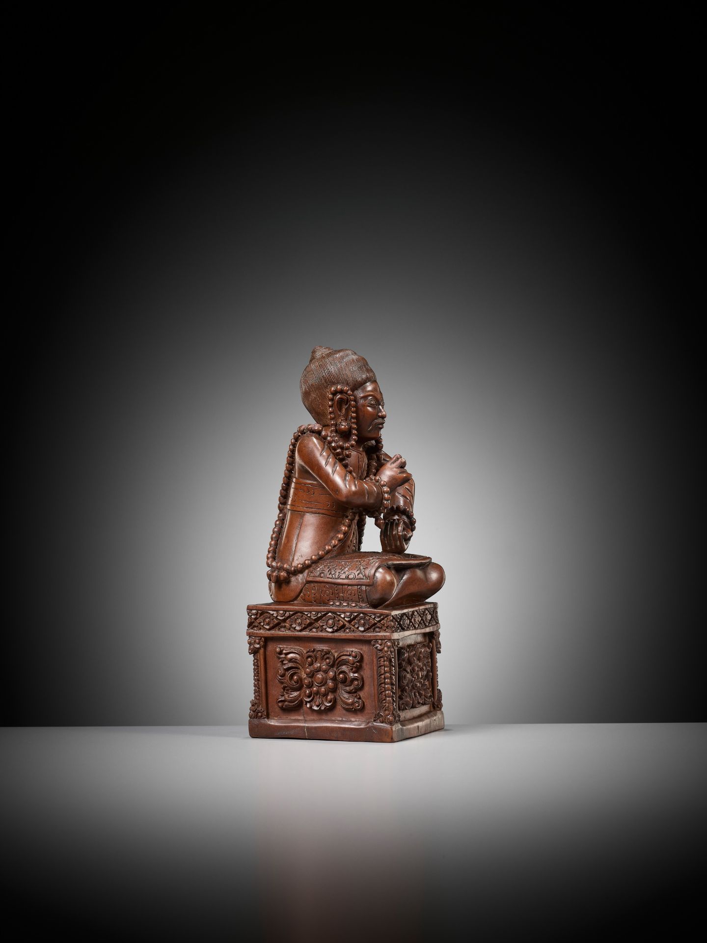 A MASTERFULLY CARVED HARDWOOD FIGURE OF A BUDDHIST PRIEST, SCHOOL OF CHOYING DORJE - Image 12 of 14