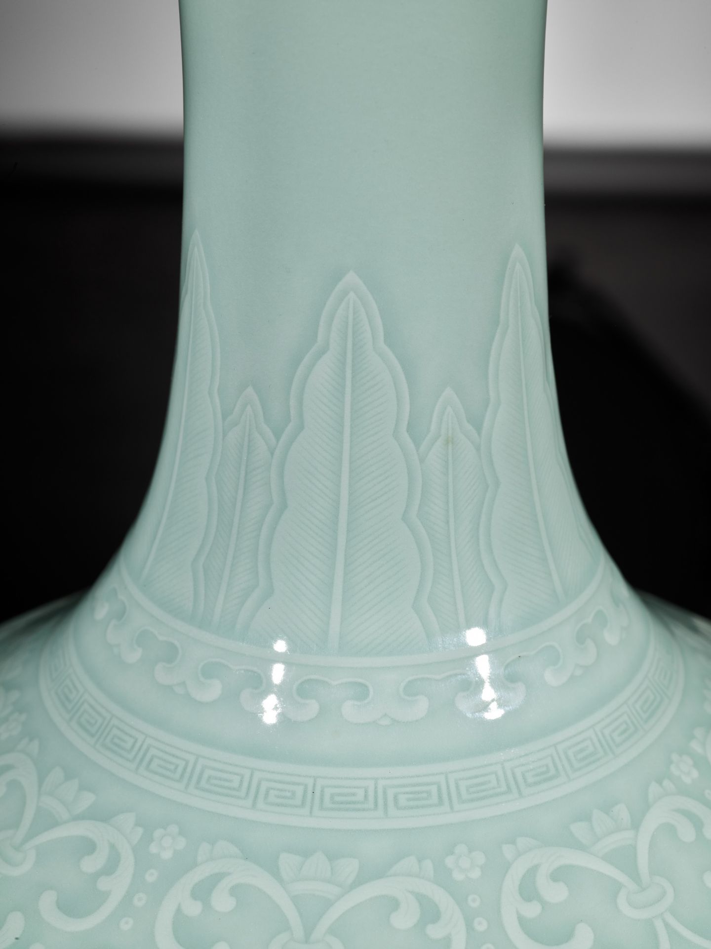 A CARVED CELADON-GLAZED 'LOTUS' VASE, QIANLONG MARK AND PERIOD - Bild 20 aus 22