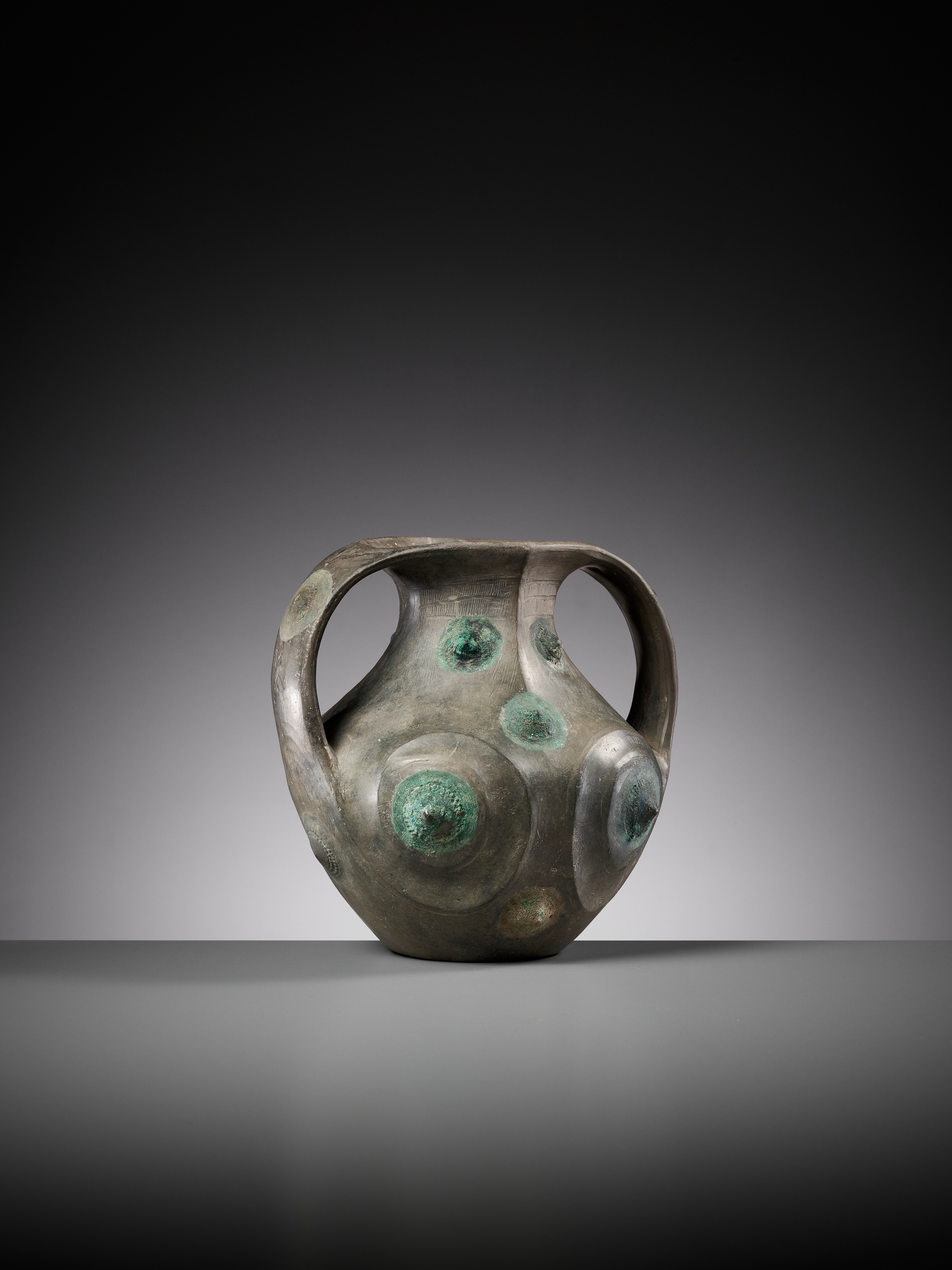 A BLACK POTTERY AMPHORA WITH APPLIED BRONZE BOSSES, HAN DYNASTY - Image 9 of 13