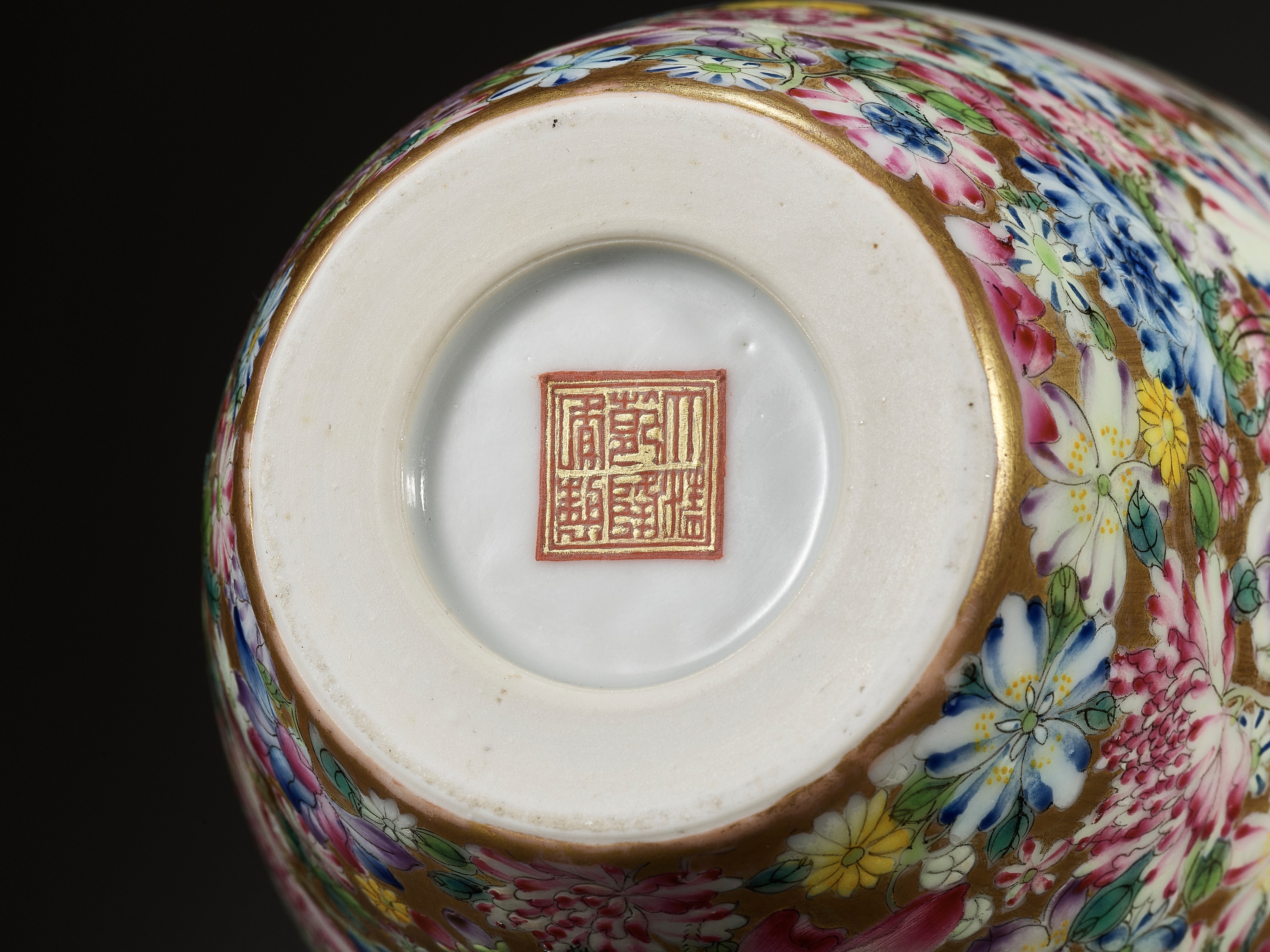 A PAIR OF FAMILLE ROSE 'MILLEFLEUR' VASES, LATE QING TO REPUBLIC - Image 11 of 13