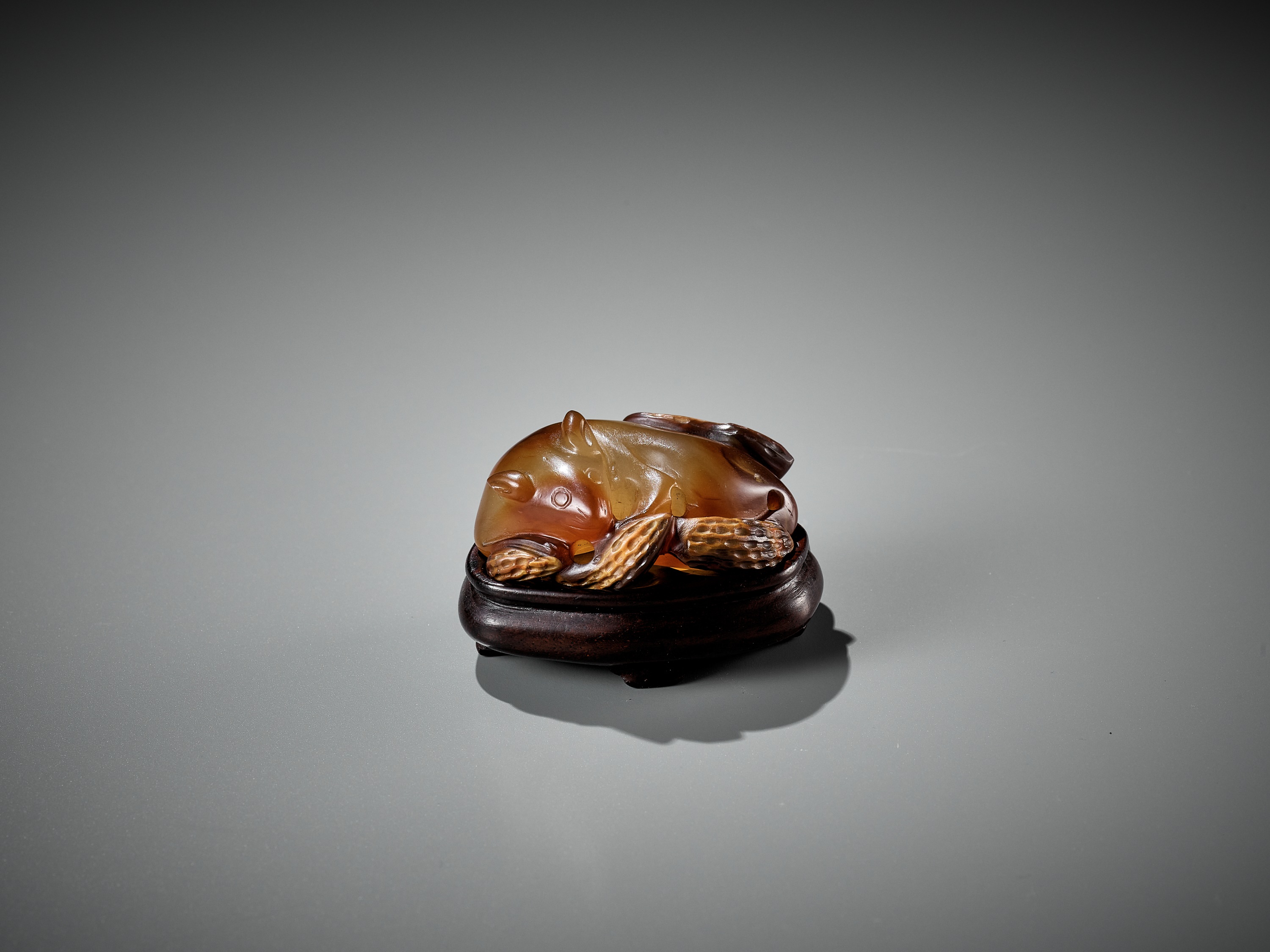 AN AGATE PENDANT OF A SQUIRREL WITH PEANUTS, 18TH-19TH CENTURY - Image 2 of 14