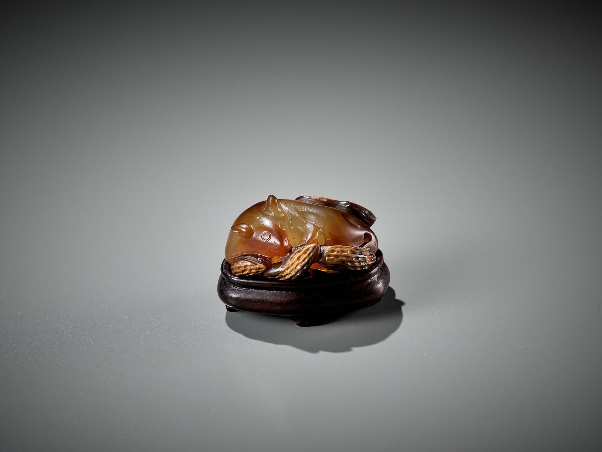 AN AGATE PENDANT OF A SQUIRREL WITH PEANUTS, 18TH-19TH CENTURY - Bild 2 aus 14