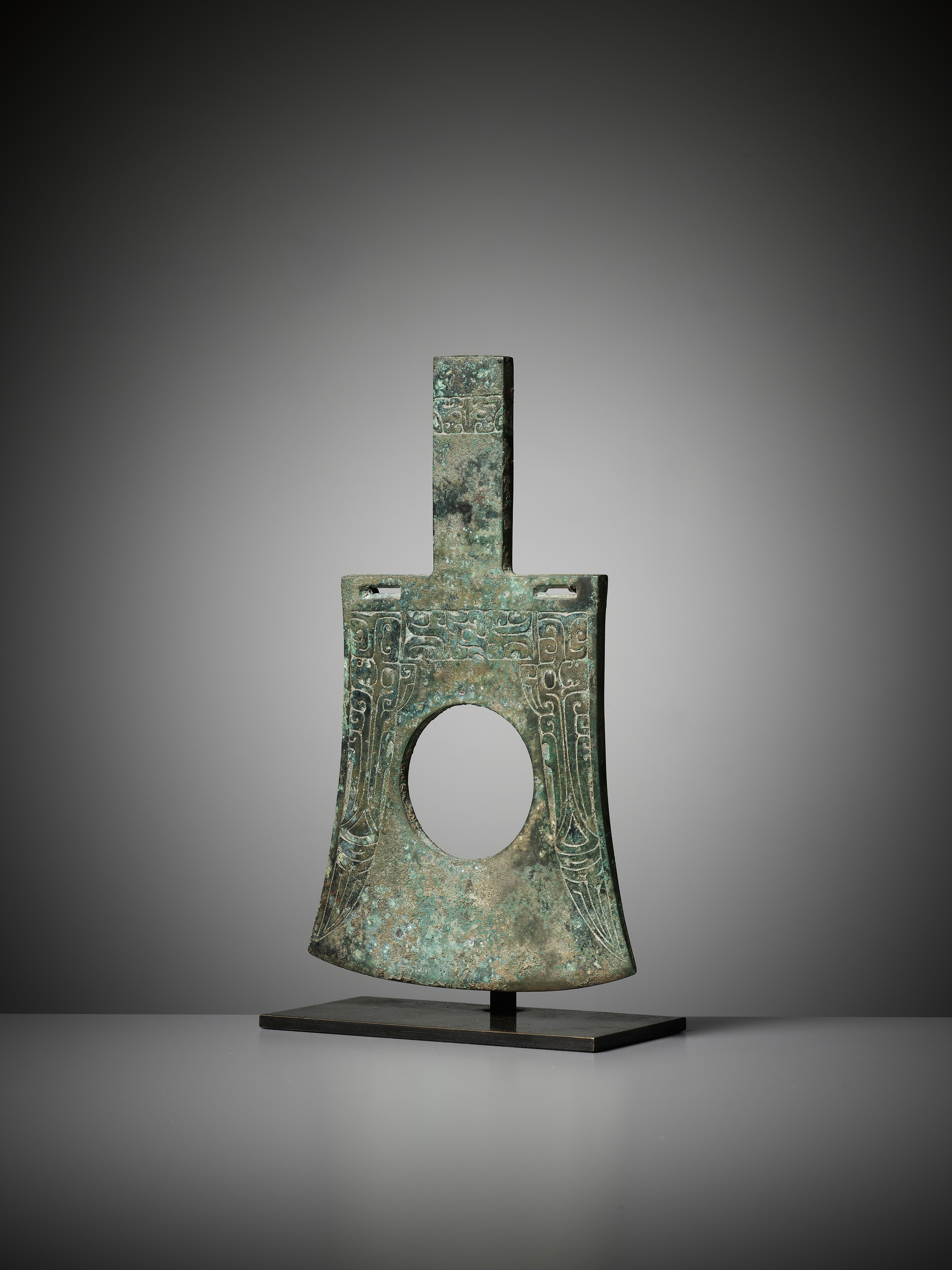 A RARE AND IMPORTANT BRONZE RITUAL AXE-HEAD, YUE, EARLY SHANG DYNASTY, CIRCA 1500-1400 BC - Image 10 of 13