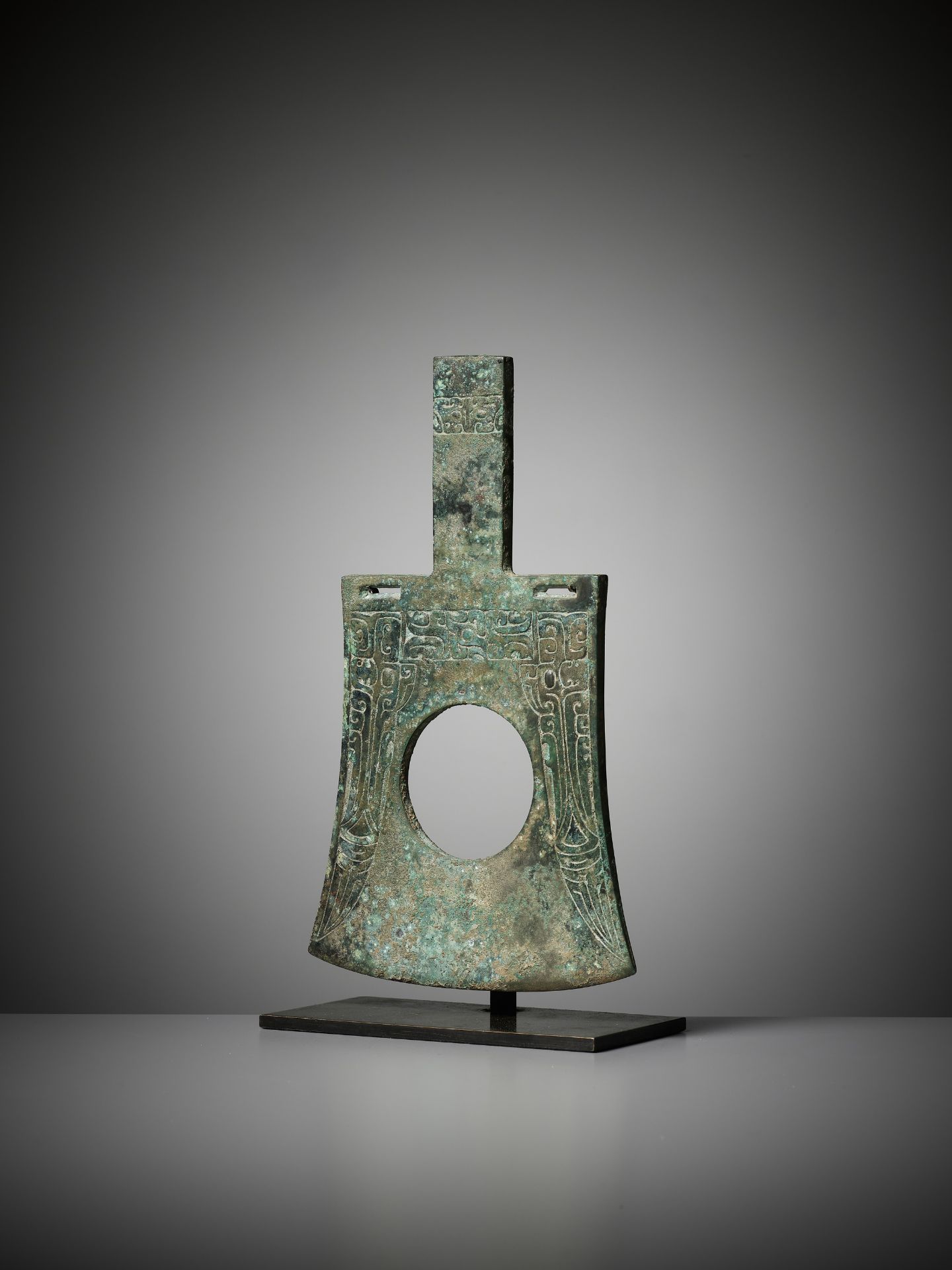 A RARE AND IMPORTANT BRONZE RITUAL AXE-HEAD, YUE, EARLY SHANG DYNASTY, CIRCA 1500-1400 BC - Image 10 of 13