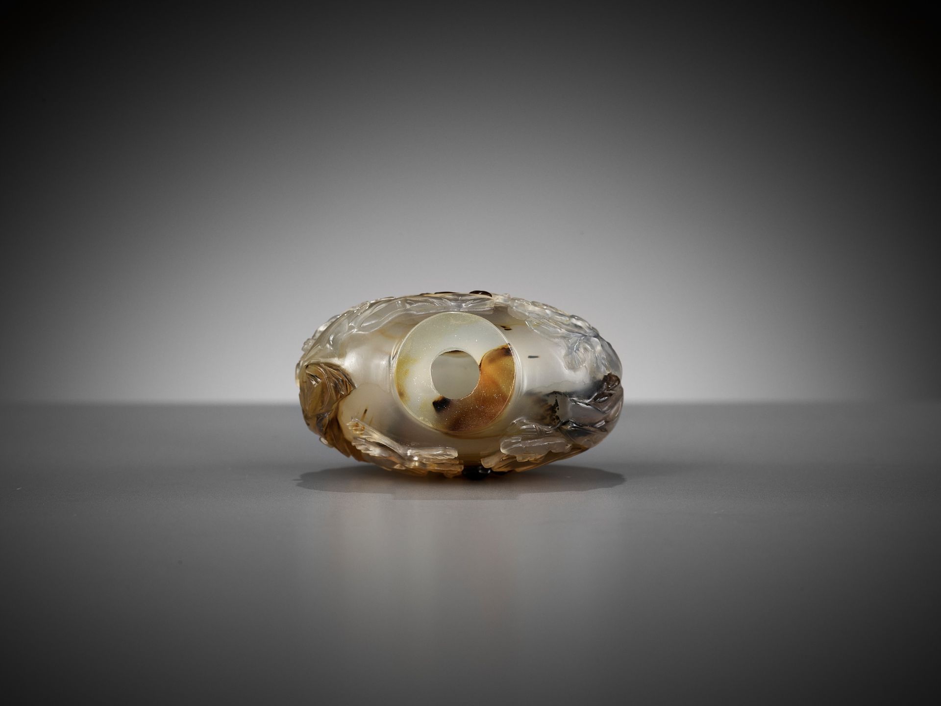 A SHADOW AGATE 'LIU HAI LURING THE GOLDEN TOAD' SNUFF BOTTLE, 19TH CENTURY - Image 7 of 8