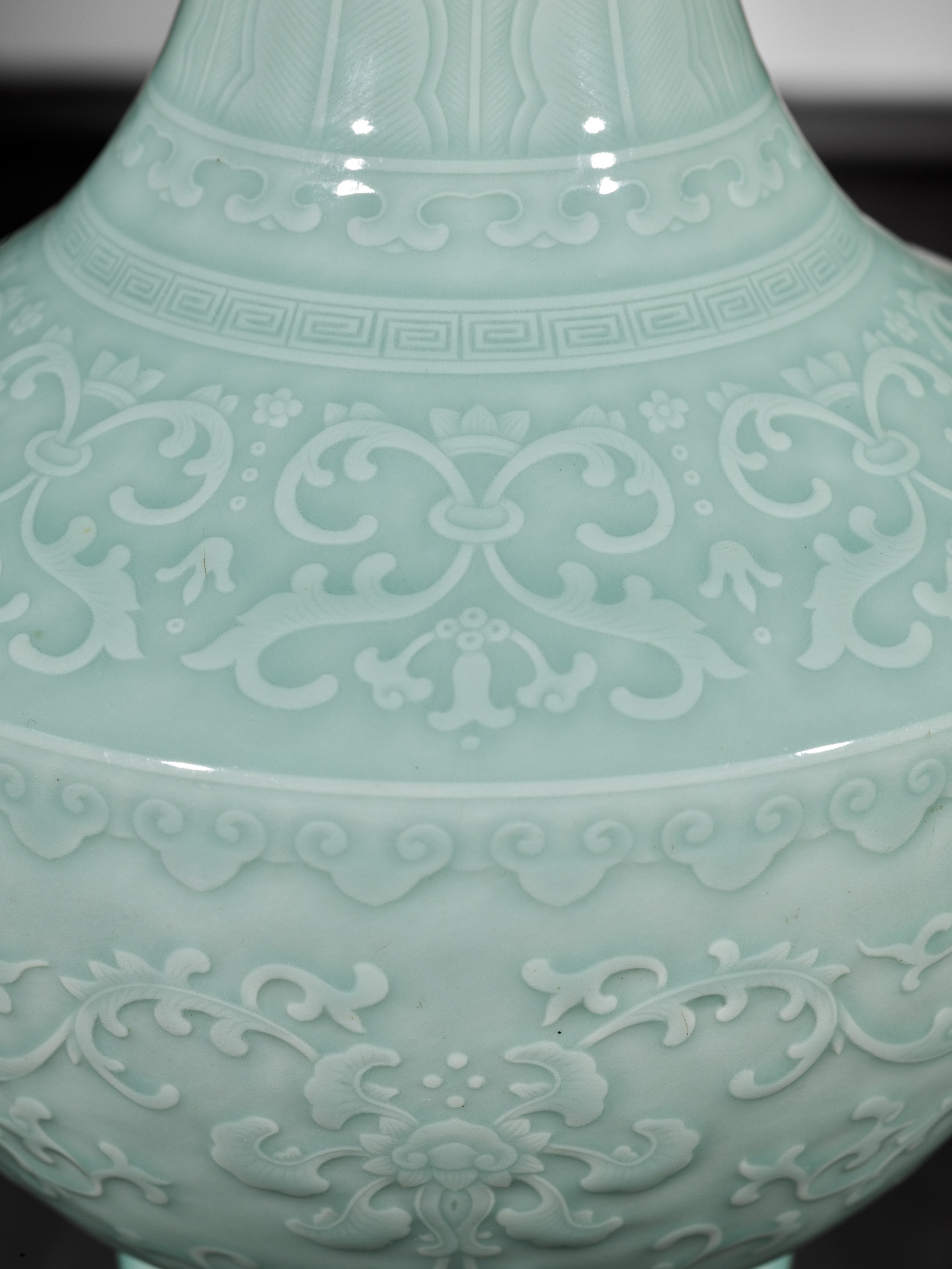 A CARVED CELADON-GLAZED 'LOTUS' VASE, QIANLONG MARK AND PERIOD - Image 8 of 22