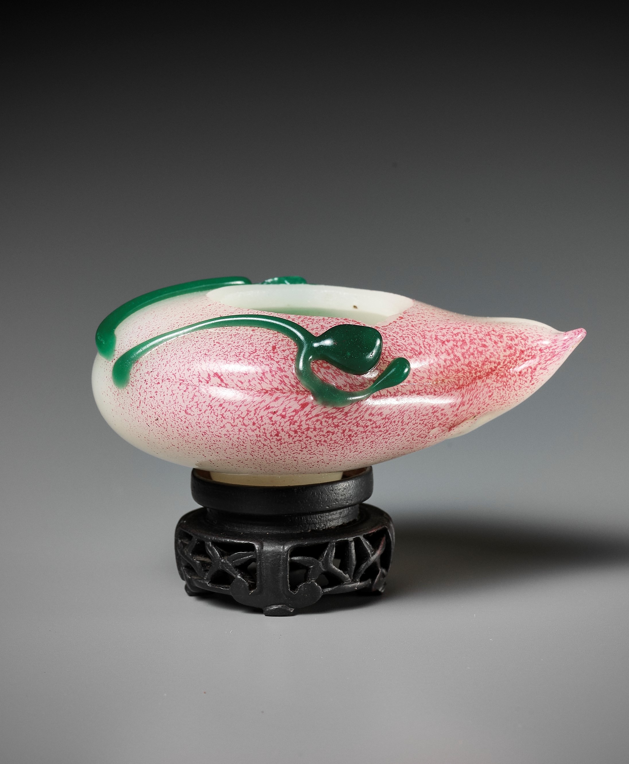 A GREEN AND PINK OVERLAY GLASS 'PEACH' BRUSHWASHER, QING DYNASTY