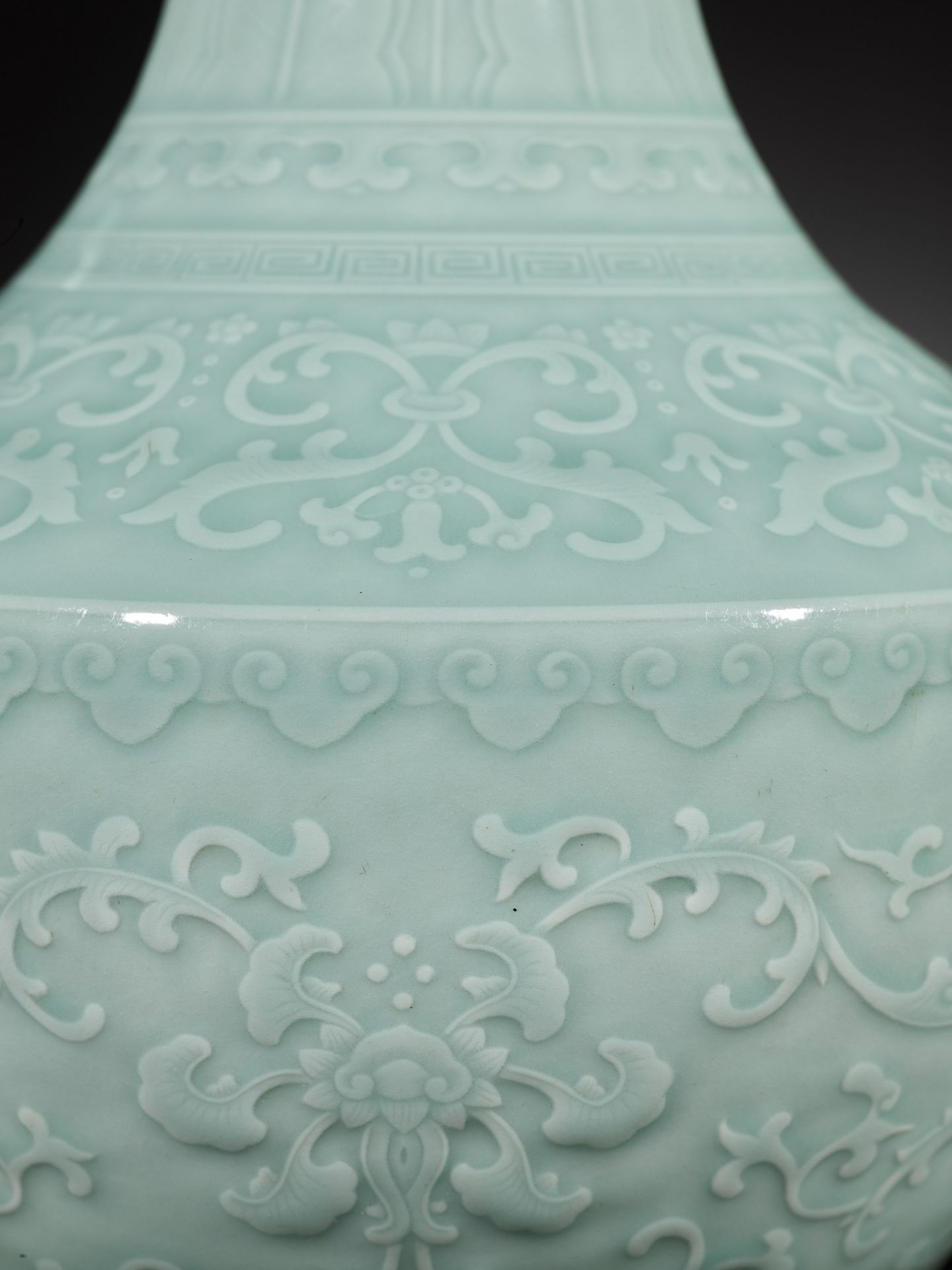 A CARVED CELADON-GLAZED 'LOTUS' VASE, QIANLONG MARK AND PERIOD - Bild 21 aus 22