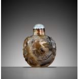 A SHADOW AGATE 'LIU HAI LURING THE GOLDEN TOAD' SNUFF BOTTLE, 19TH CENTURY