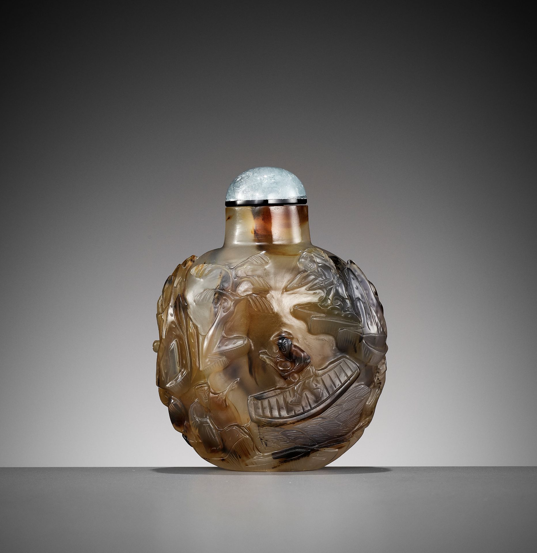 A SHADOW AGATE 'LIU HAI LURING THE GOLDEN TOAD' SNUFF BOTTLE, 19TH CENTURY