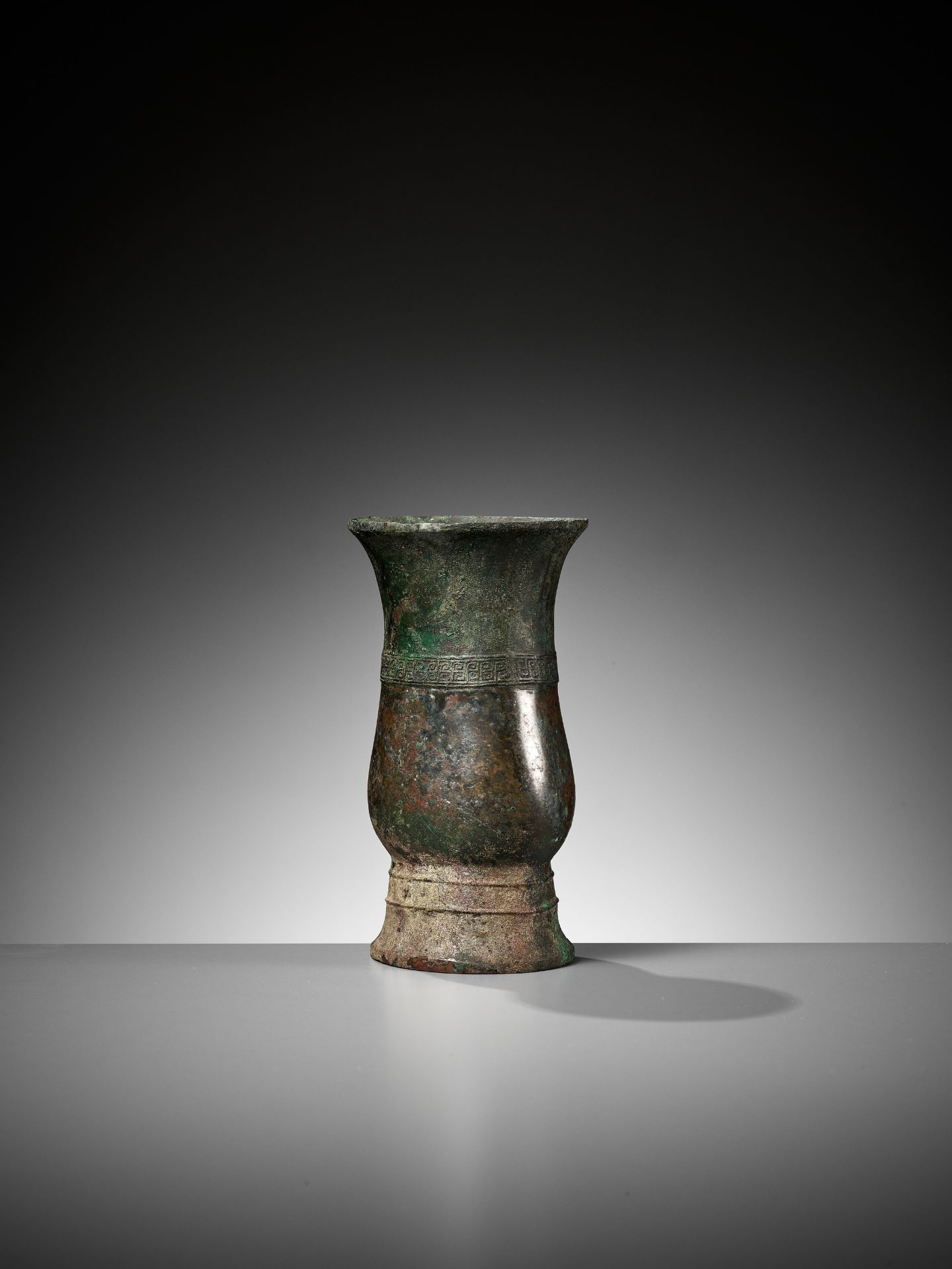 AN ARCHAIC BRONZE RITUAL WINE VESSEL, ZHI, LATE SHANG TO EARLY WESTERN ZHOU DYNASTY - Image 10 of 21