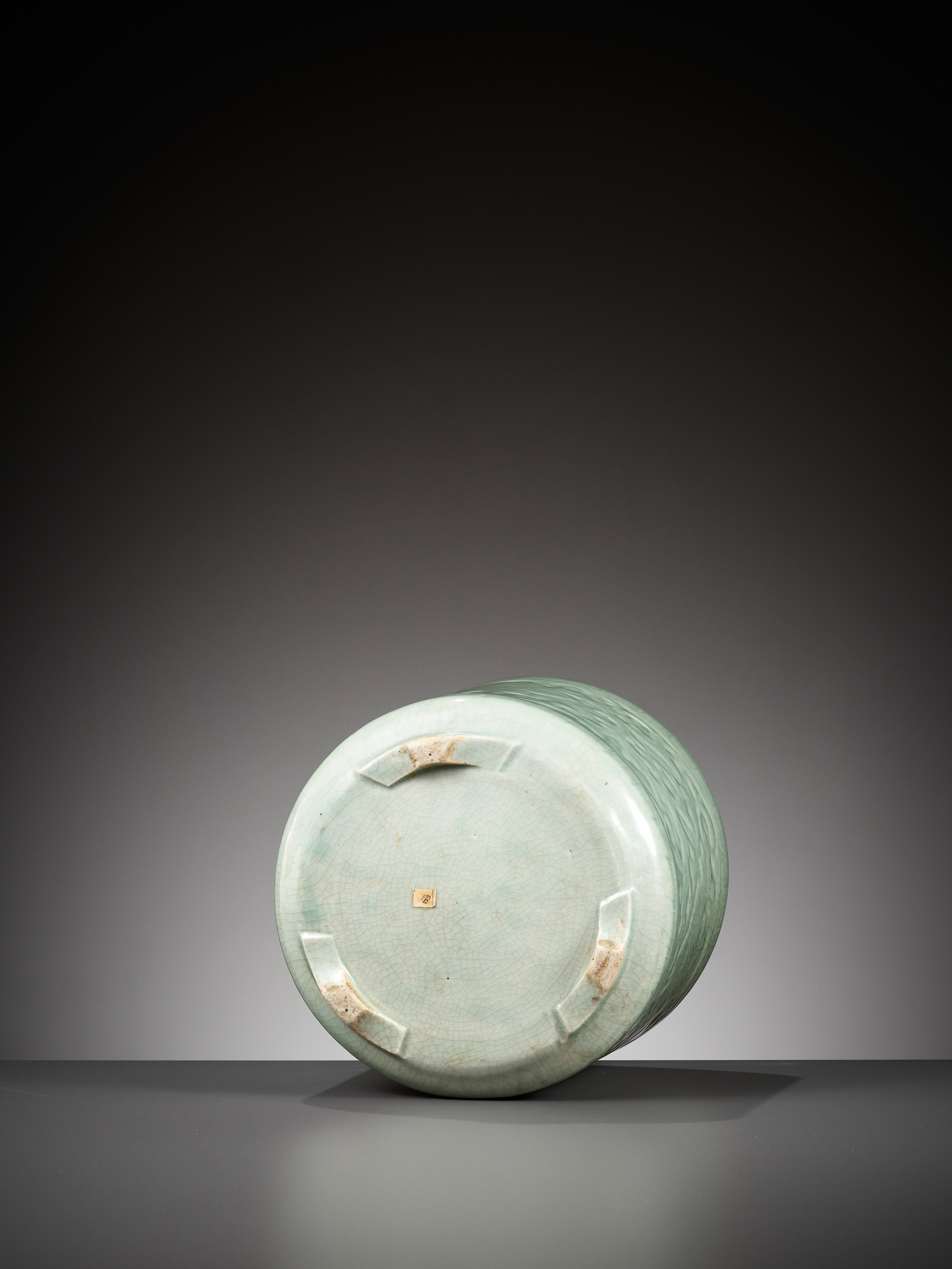 A CELADON GLAZED BRUSHPOT, BITONG, FIRST HALF OF THE QING DYNASTY - Image 5 of 10