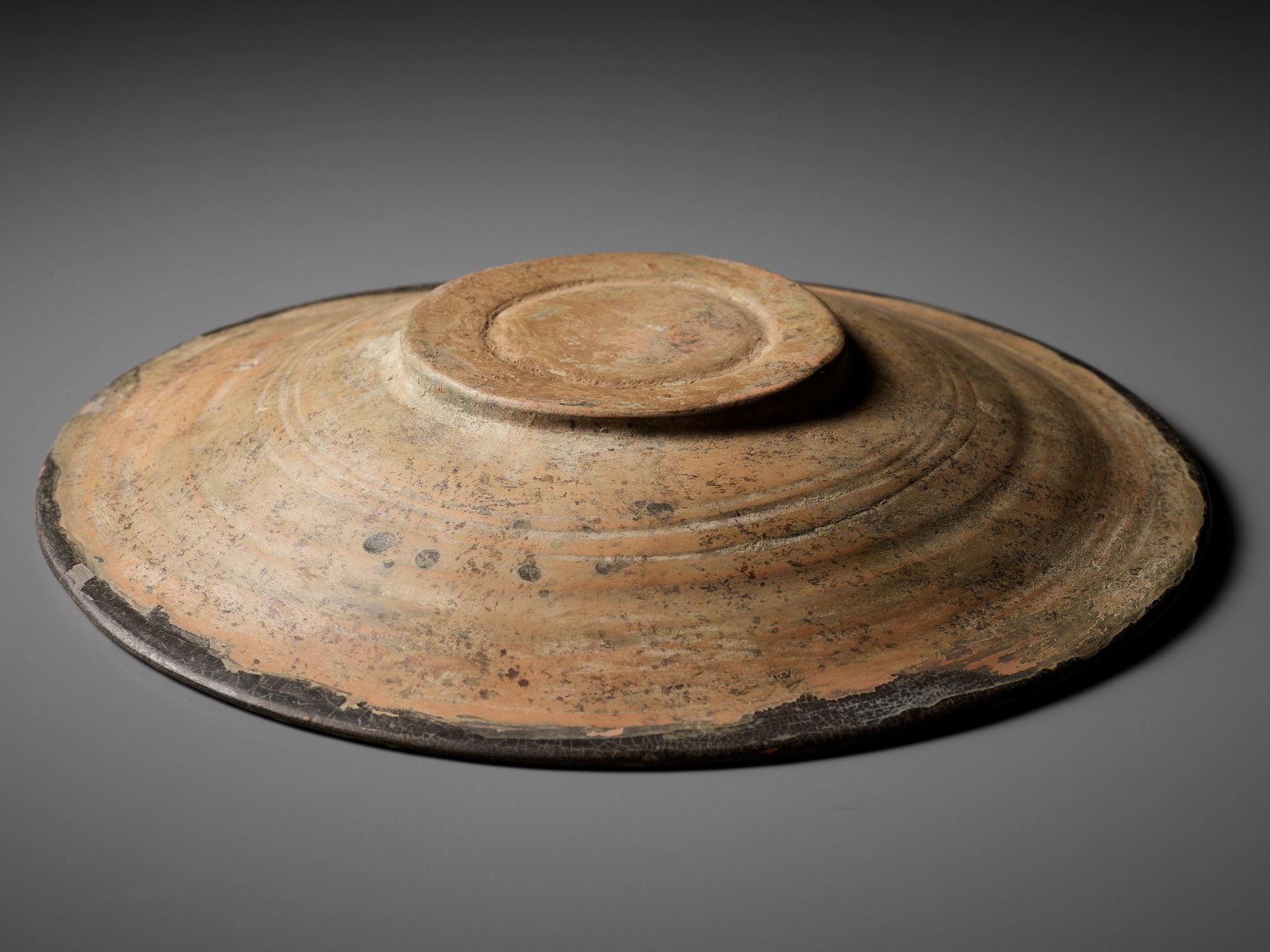 A RARE AND IMPRESSIVE SLIP-DECORATED 'LEOPARD' POTTERY BOWL - Image 9 of 10