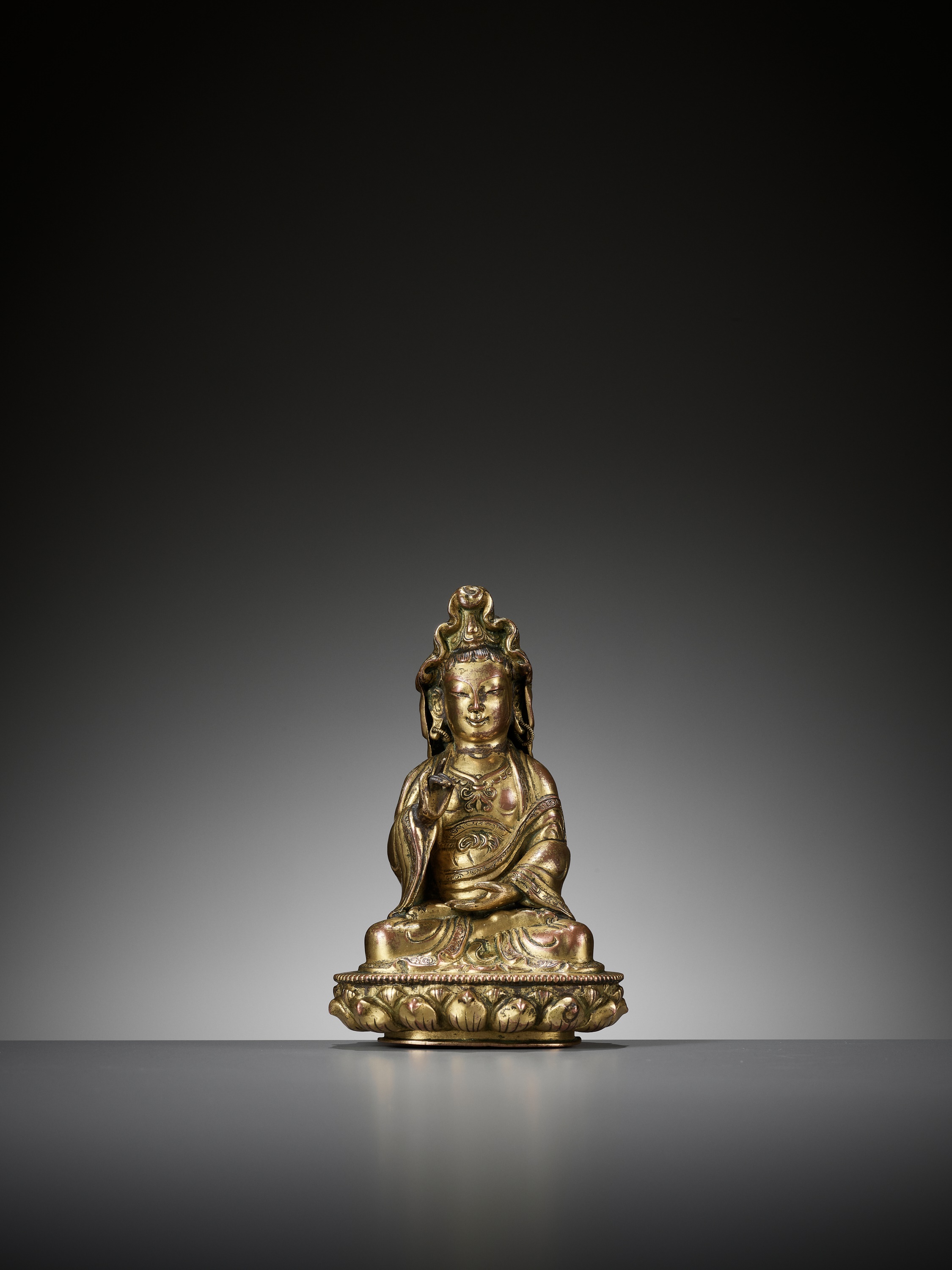 A GILT COPPER ALLOY FIGURE OF GUANYIN, 18TH CENTURY - Image 2 of 11