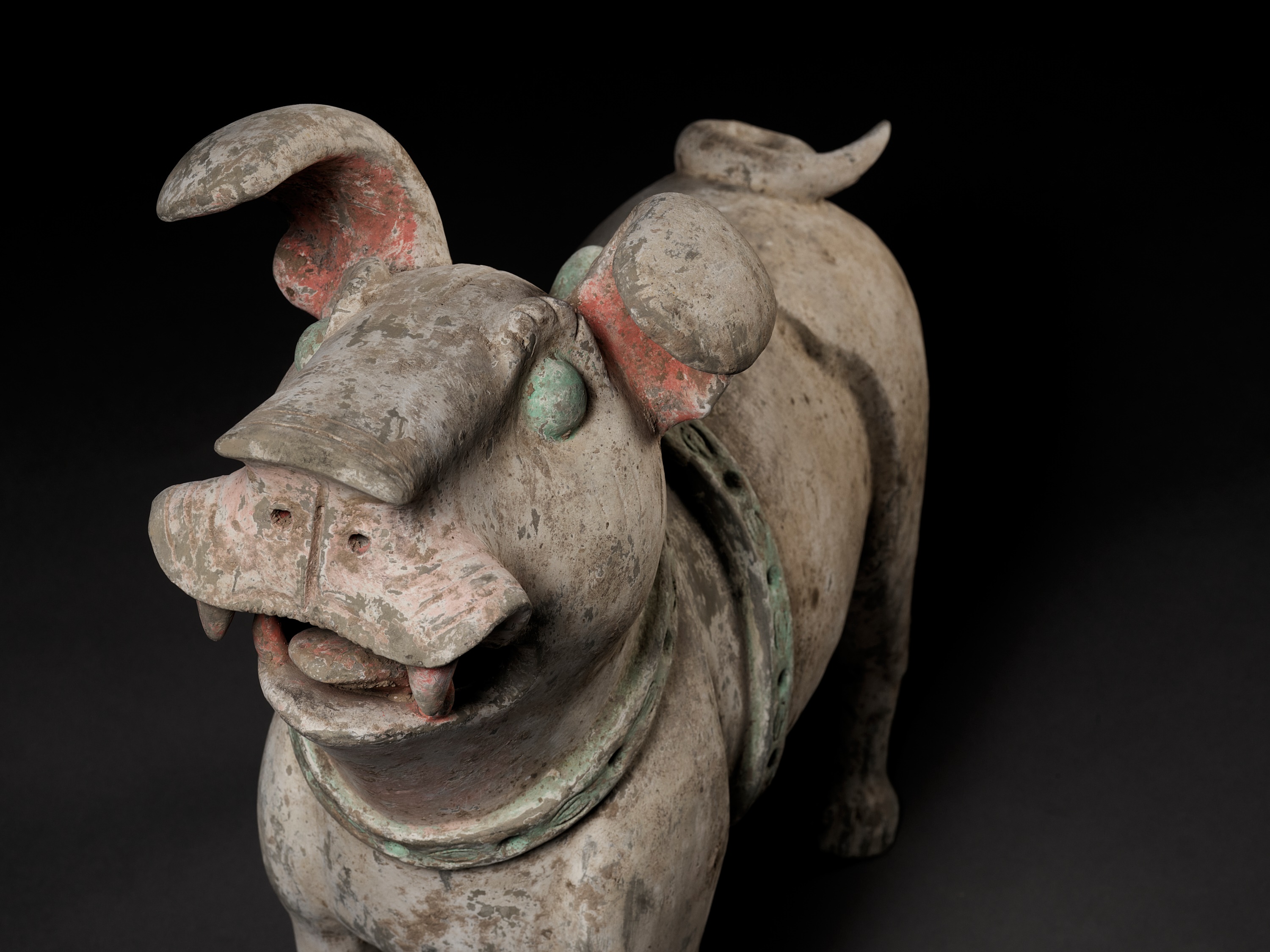 A MASSIVE PAINTED POTTERY FIGURE OF A GUARDIAN DOG, LATE EASTERN HAN TO SIX DYNASTIES - Image 2 of 16