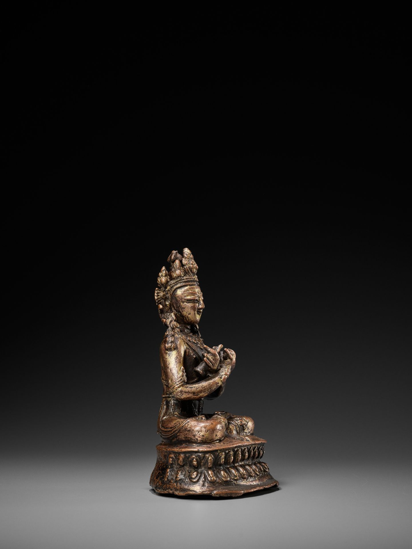 A GILT COPPER-ALLOY FIGURE OF VAJRADHARA, 15th-16TH CENTURY OR EARLIER - Bild 10 aus 13