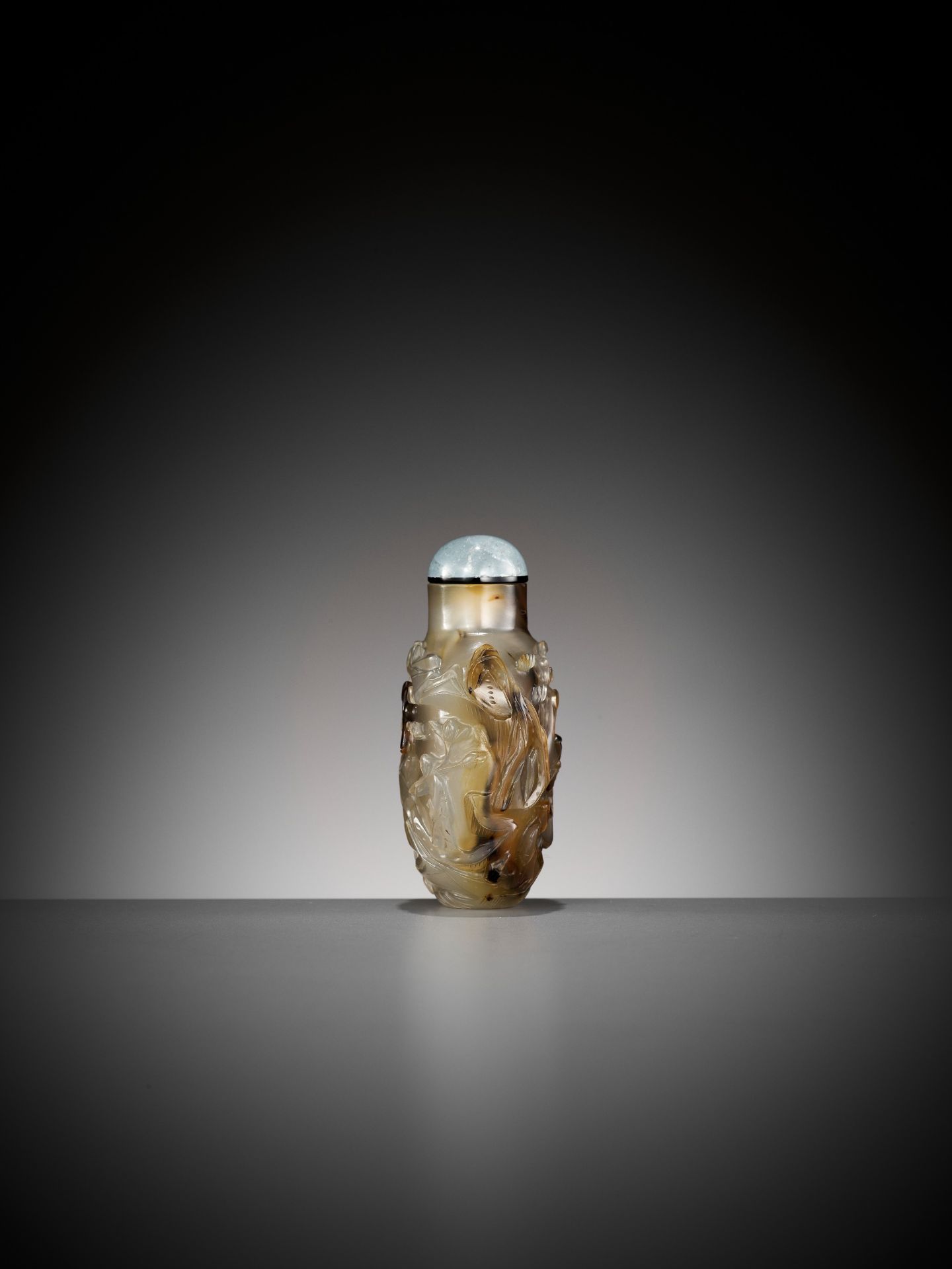 A SHADOW AGATE 'LIU HAI LURING THE GOLDEN TOAD' SNUFF BOTTLE, 19TH CENTURY - Image 6 of 8