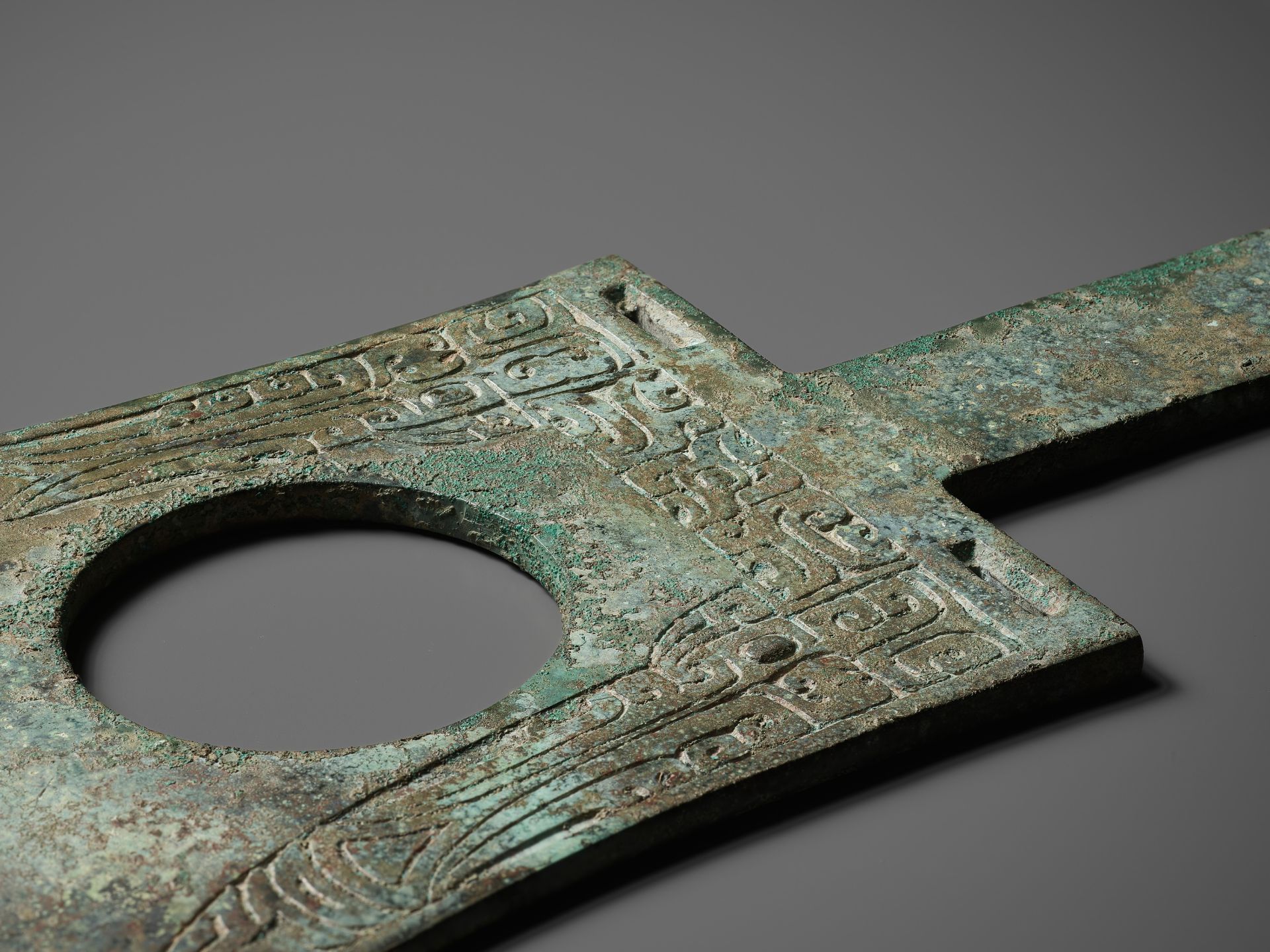 A RARE AND IMPORTANT BRONZE RITUAL AXE-HEAD, YUE, EARLY SHANG DYNASTY, CIRCA 1500-1400 BC - Image 12 of 13