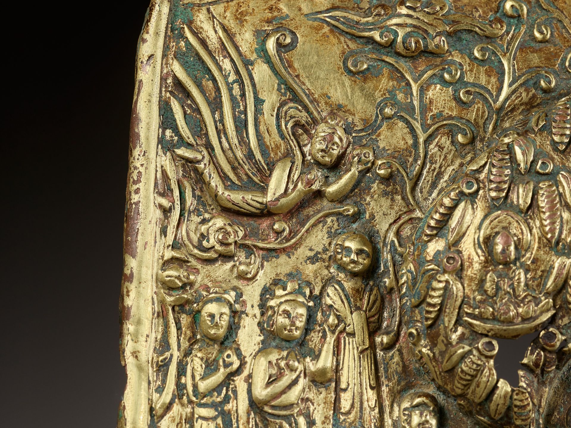 A LARGE AND IMPORTANT BUDDHIST VOTIVE PLAQUE, GILT COPPER REPOUSSE, EARLY TANG DYNASTY - Bild 14 aus 21