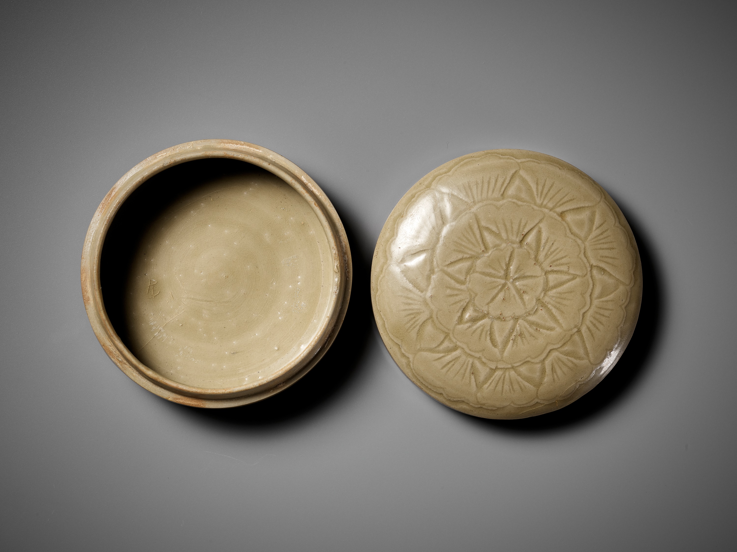 A YUE CELADON-GLAZED BOX AND COVER, FIVE DYNASTIES - Image 10 of 11