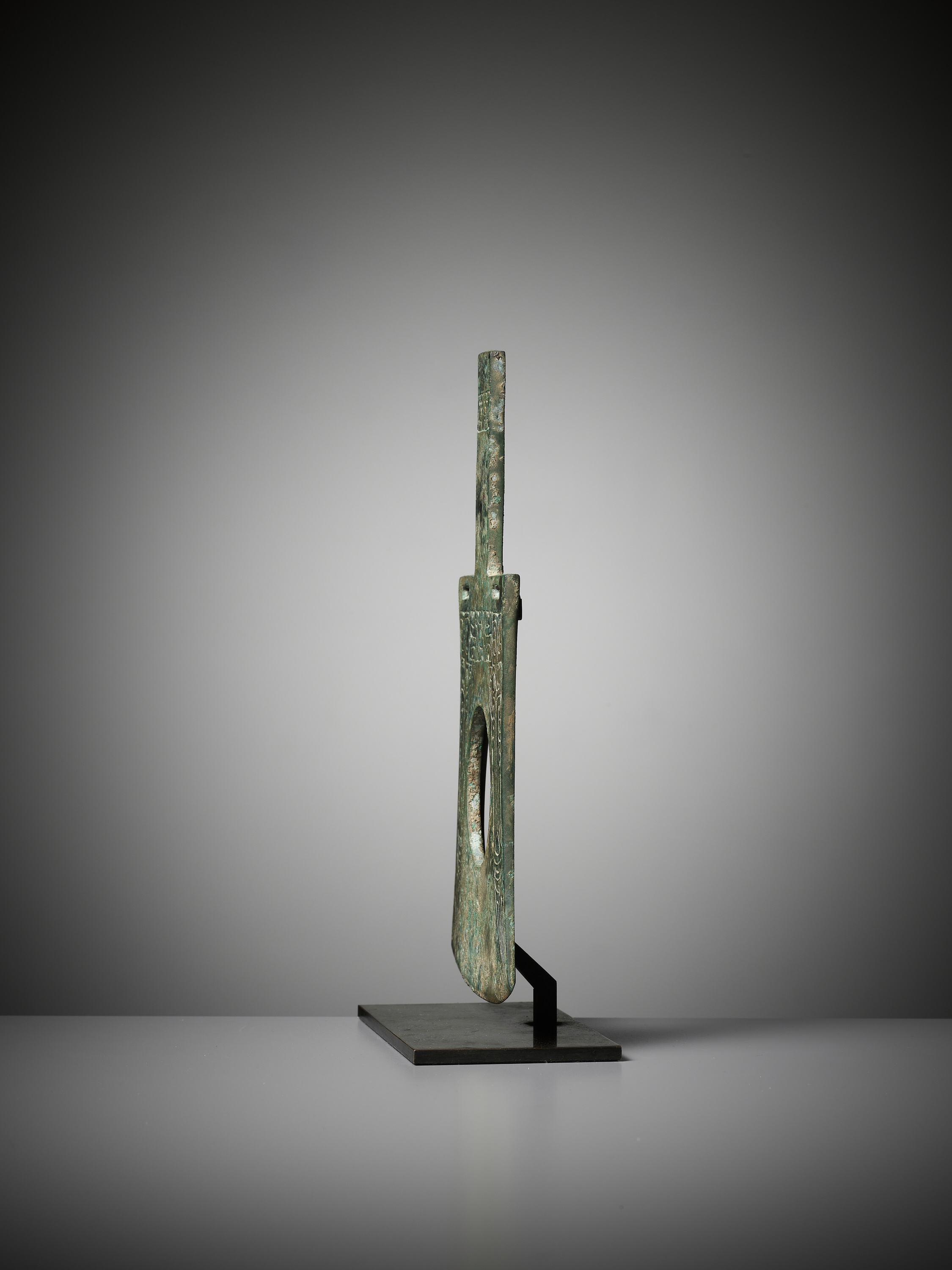 A RARE AND IMPORTANT BRONZE RITUAL AXE-HEAD, YUE, EARLY SHANG DYNASTY, CIRCA 1500-1400 BC - Image 11 of 13