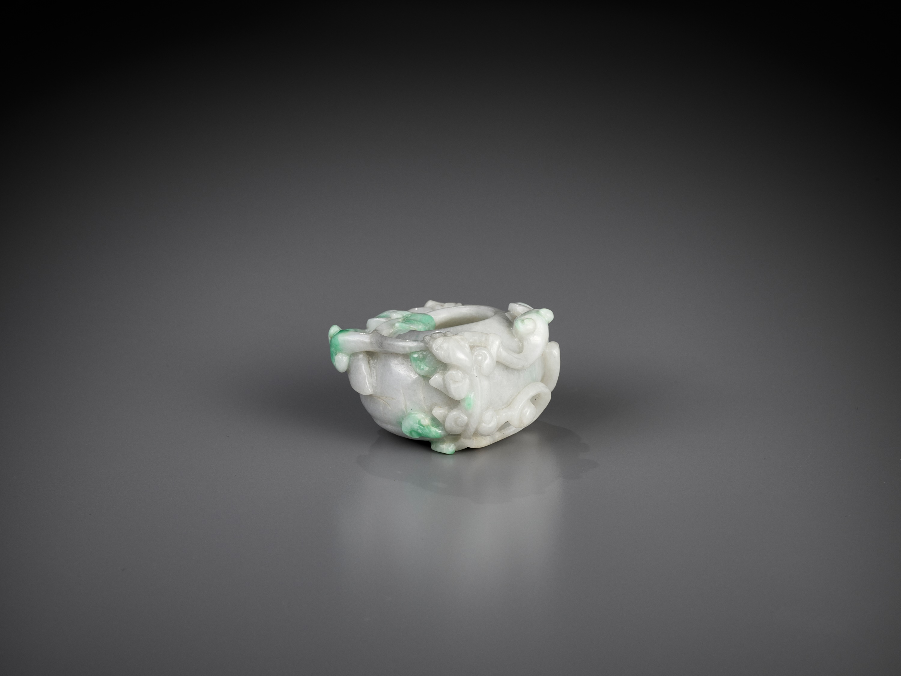 A SMALL JADEITE 'CHILONG' WASHER, LATE QING TO REPUBLIC - Image 7 of 11