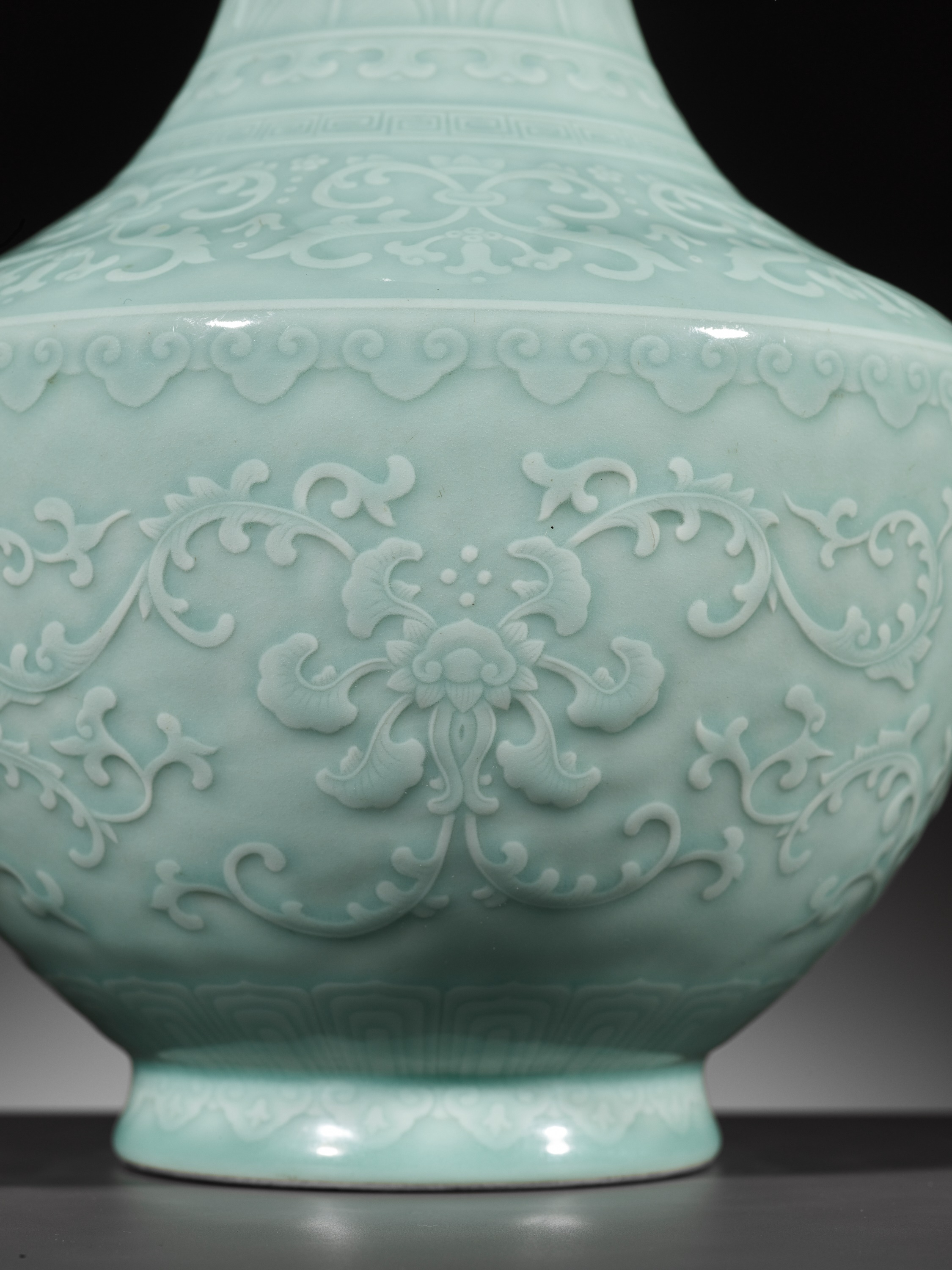A CARVED CELADON-GLAZED 'LOTUS' VASE, QIANLONG MARK AND PERIOD - Image 3 of 22