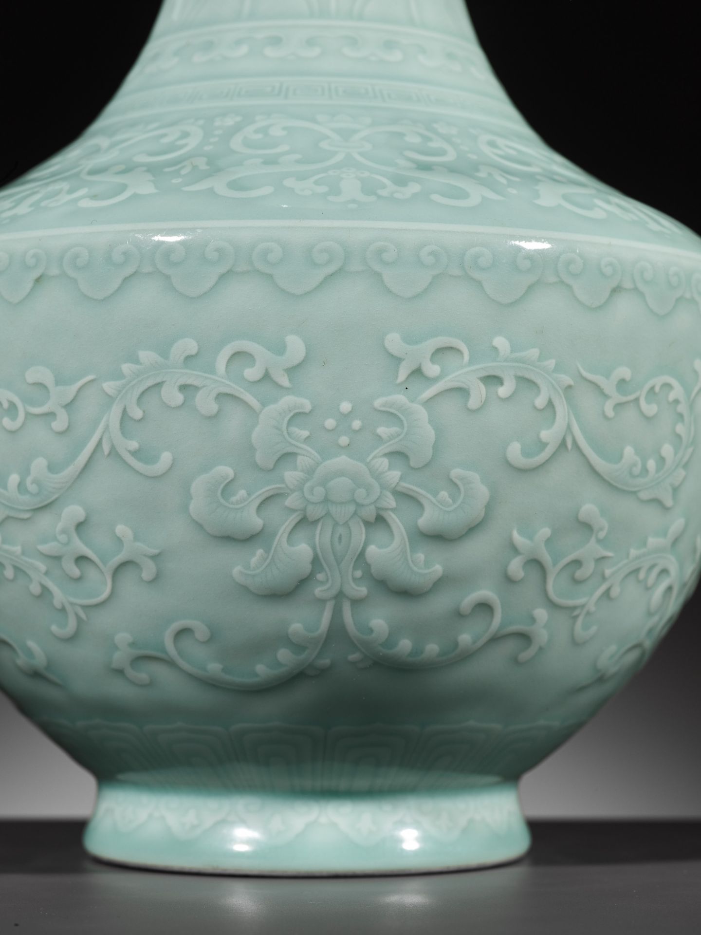 A CARVED CELADON-GLAZED 'LOTUS' VASE, QIANLONG MARK AND PERIOD - Bild 3 aus 22