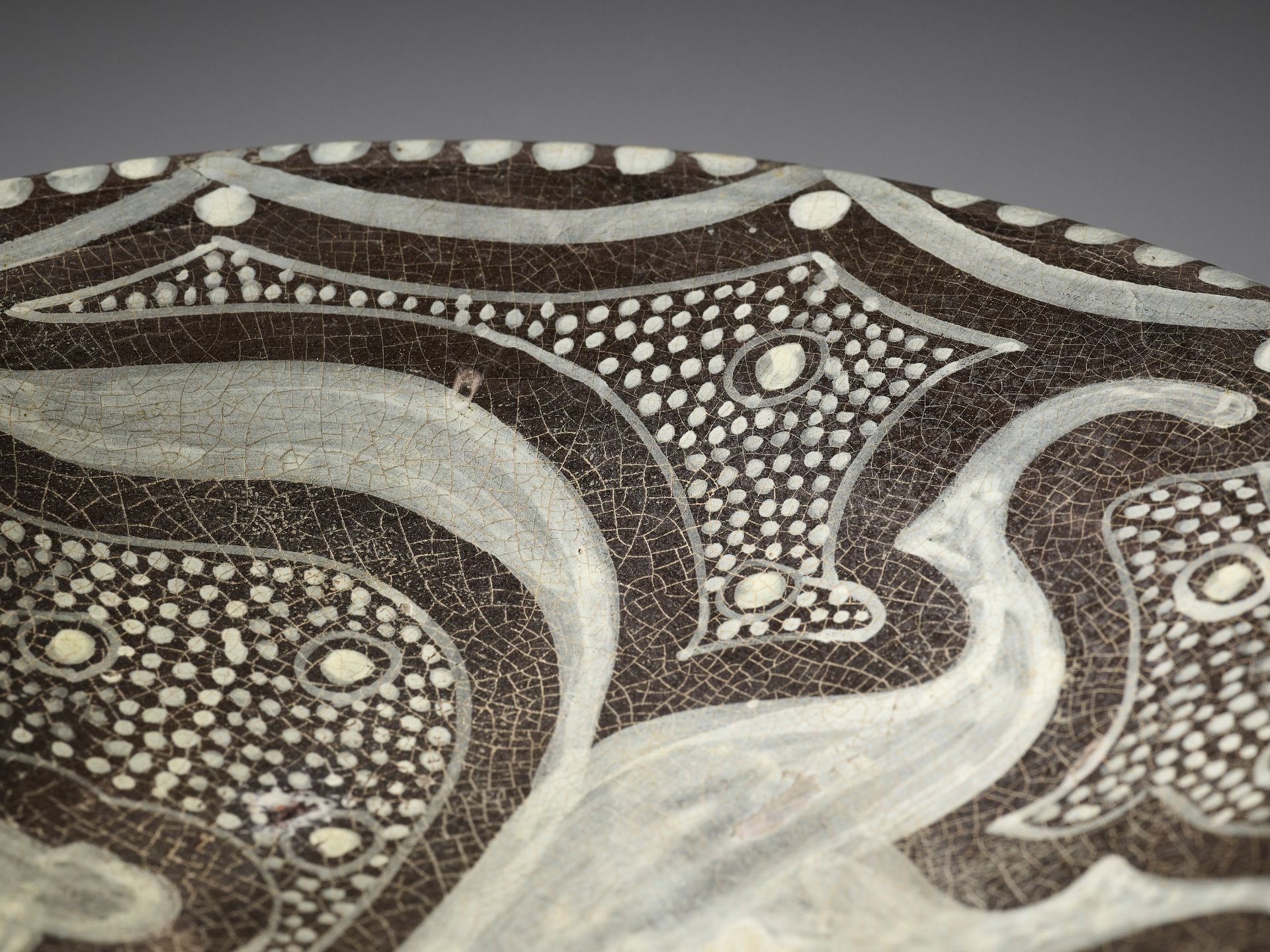 A RARE AND IMPRESSIVE SLIP-DECORATED 'LEOPARD' POTTERY BOWL - Image 6 of 10