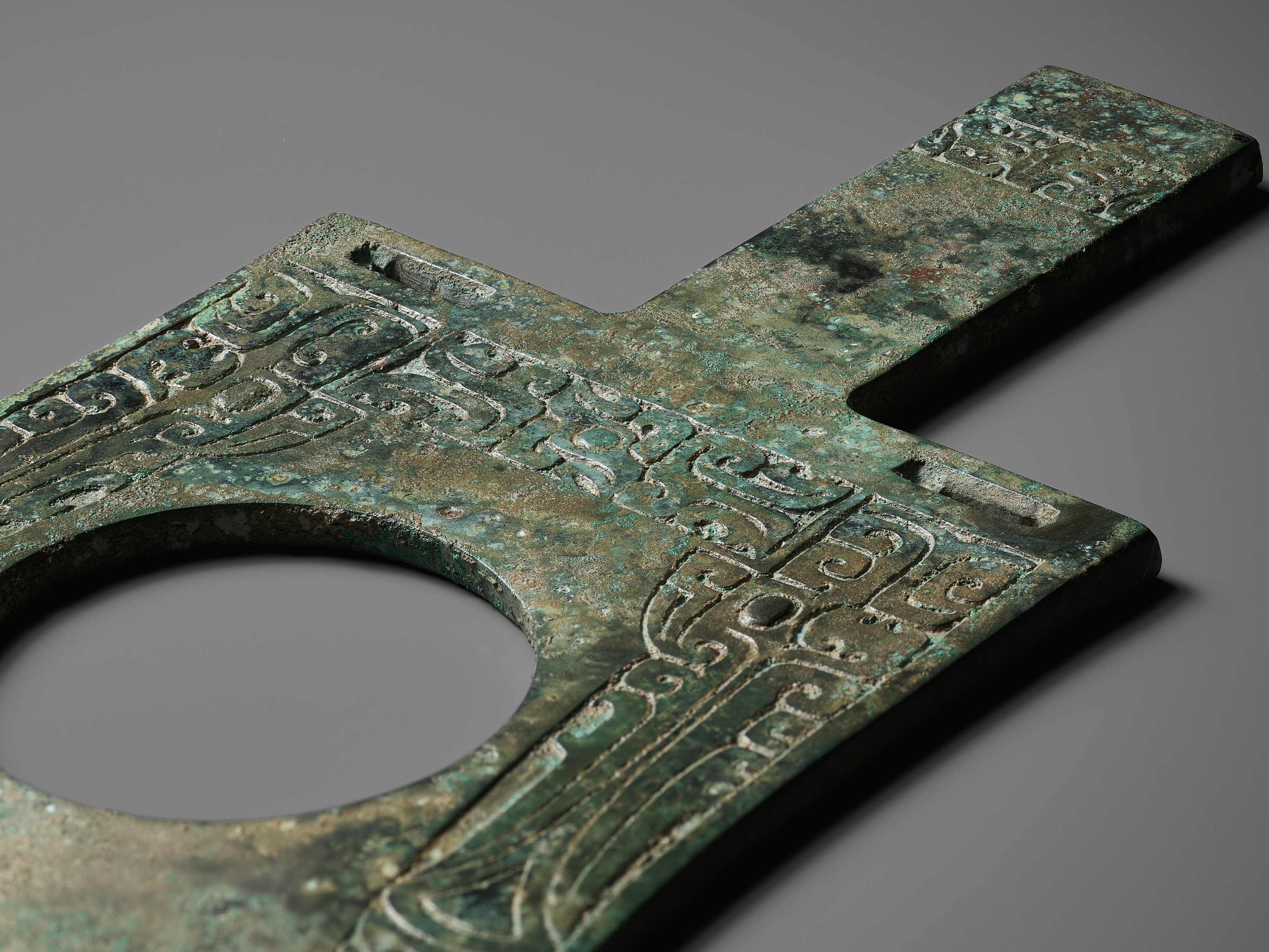 A RARE AND IMPORTANT BRONZE RITUAL AXE-HEAD, YUE, EARLY SHANG DYNASTY, CIRCA 1500-1400 BC - Image 3 of 13
