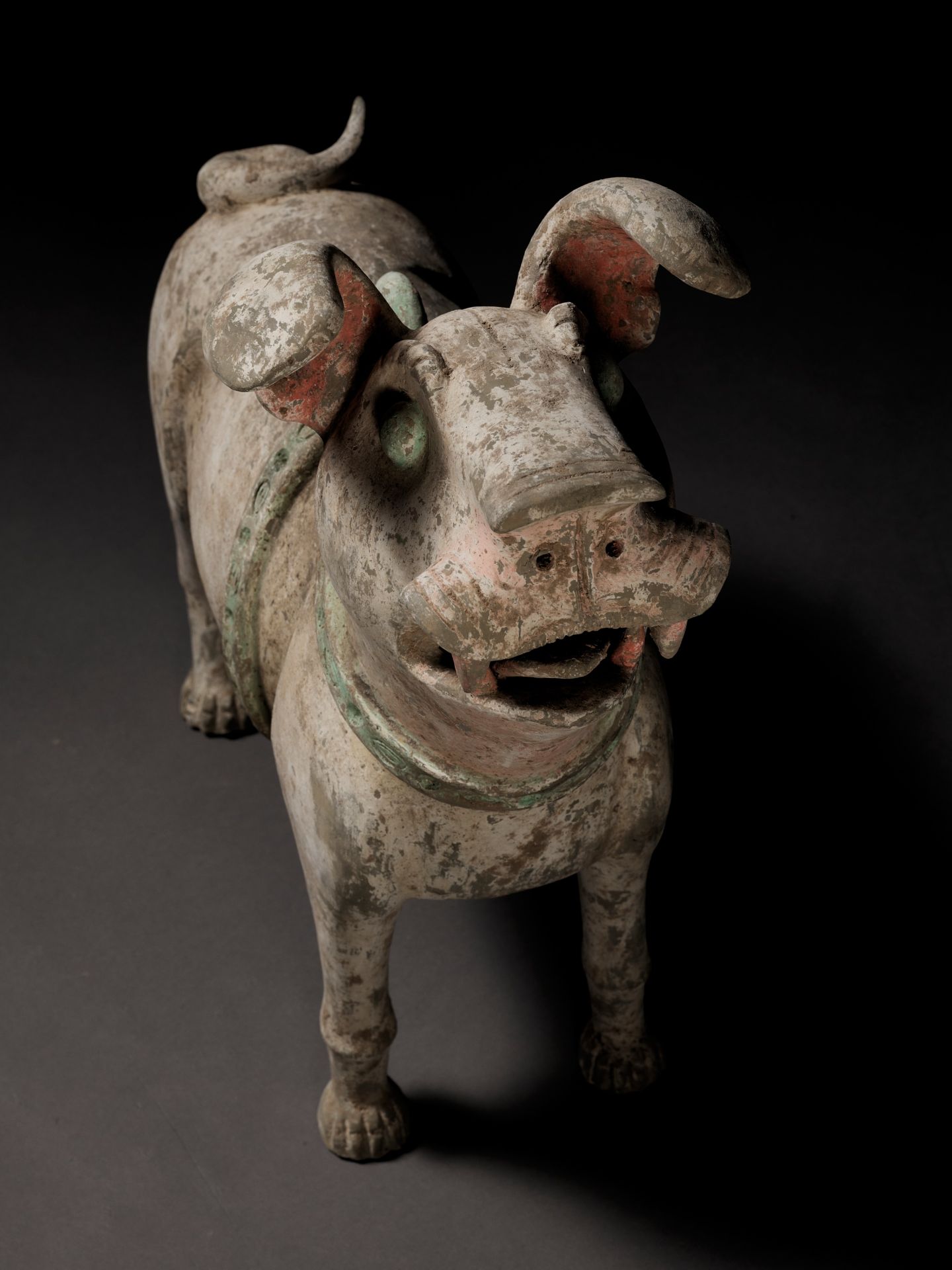 A MASSIVE PAINTED POTTERY FIGURE OF A GUARDIAN DOG, LATE EASTERN HAN TO SIX DYNASTIES - Image 3 of 16