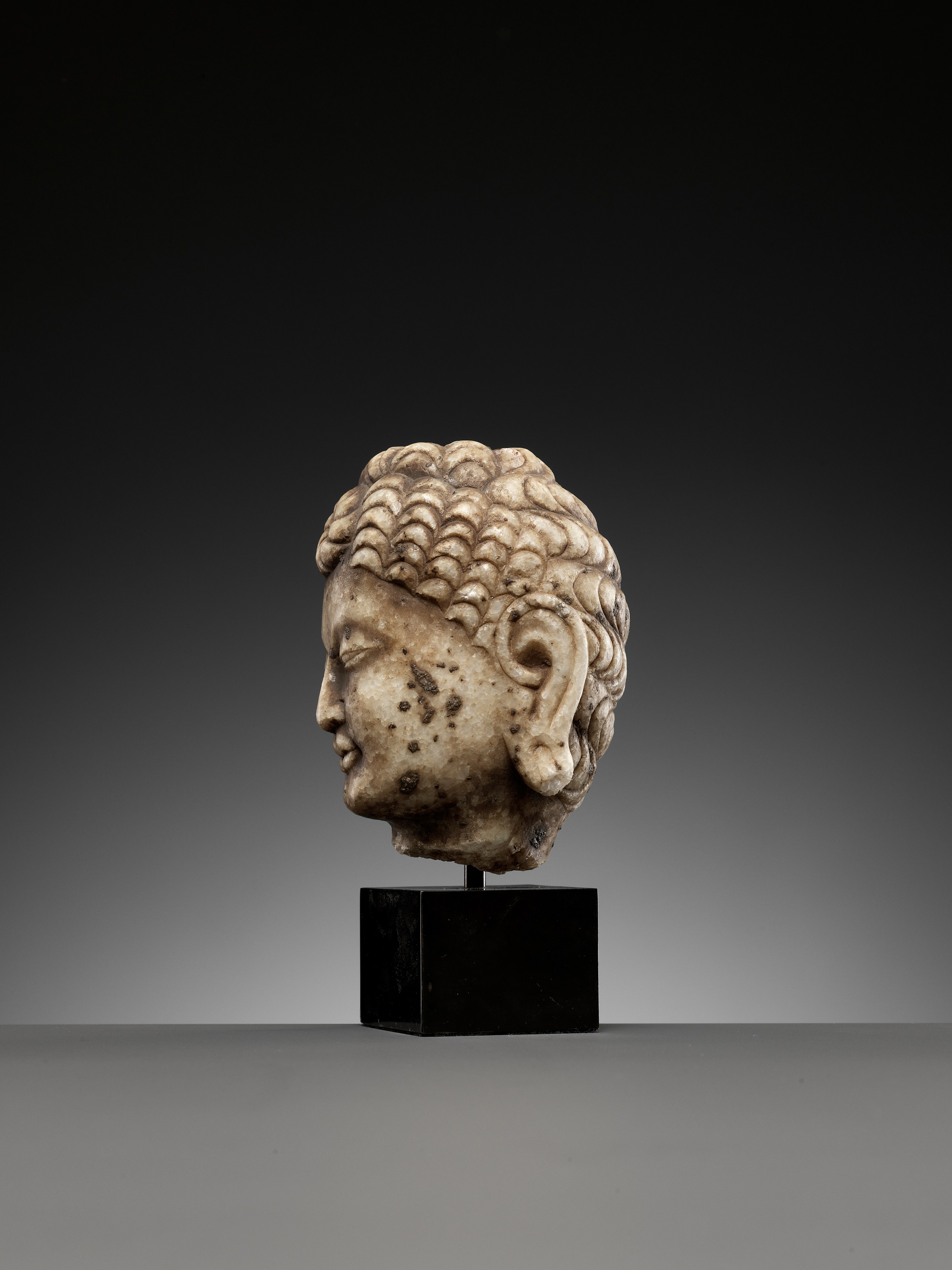 A WHITE MARBLE HEAD OF A BODHISATTVA, KINGDOM OF GANDHARA - Image 6 of 9