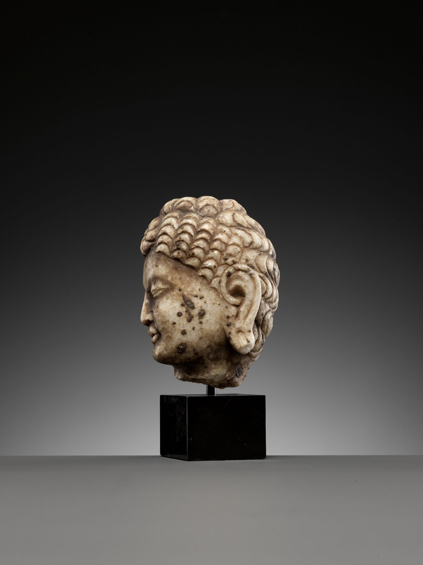 A WHITE MARBLE HEAD OF A BODHISATTVA, KINGDOM OF GANDHARA - Bild 6 aus 9