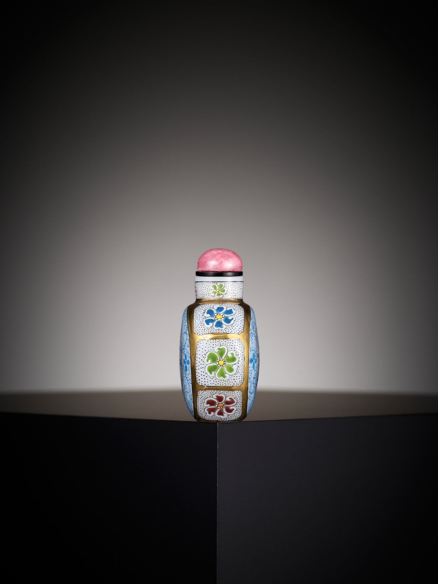 A GILT AND ENAMELED GLASS 'CHILONG' SNUFF BOTTLE, REPUBLIC PERIOD - Image 3 of 8