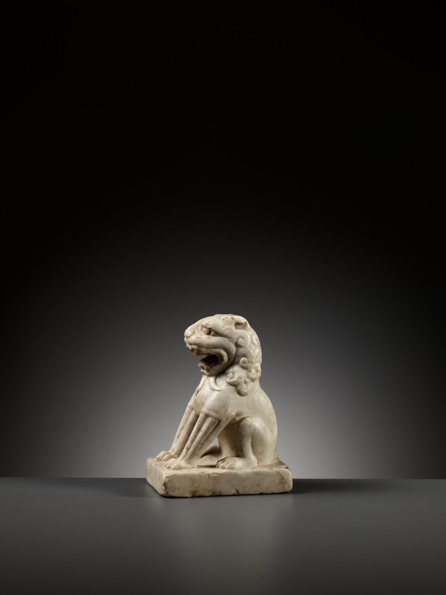 A SMALL WHITE MARBLE FIGURE OF A LION, TANG DYNASTY - Image 3 of 17