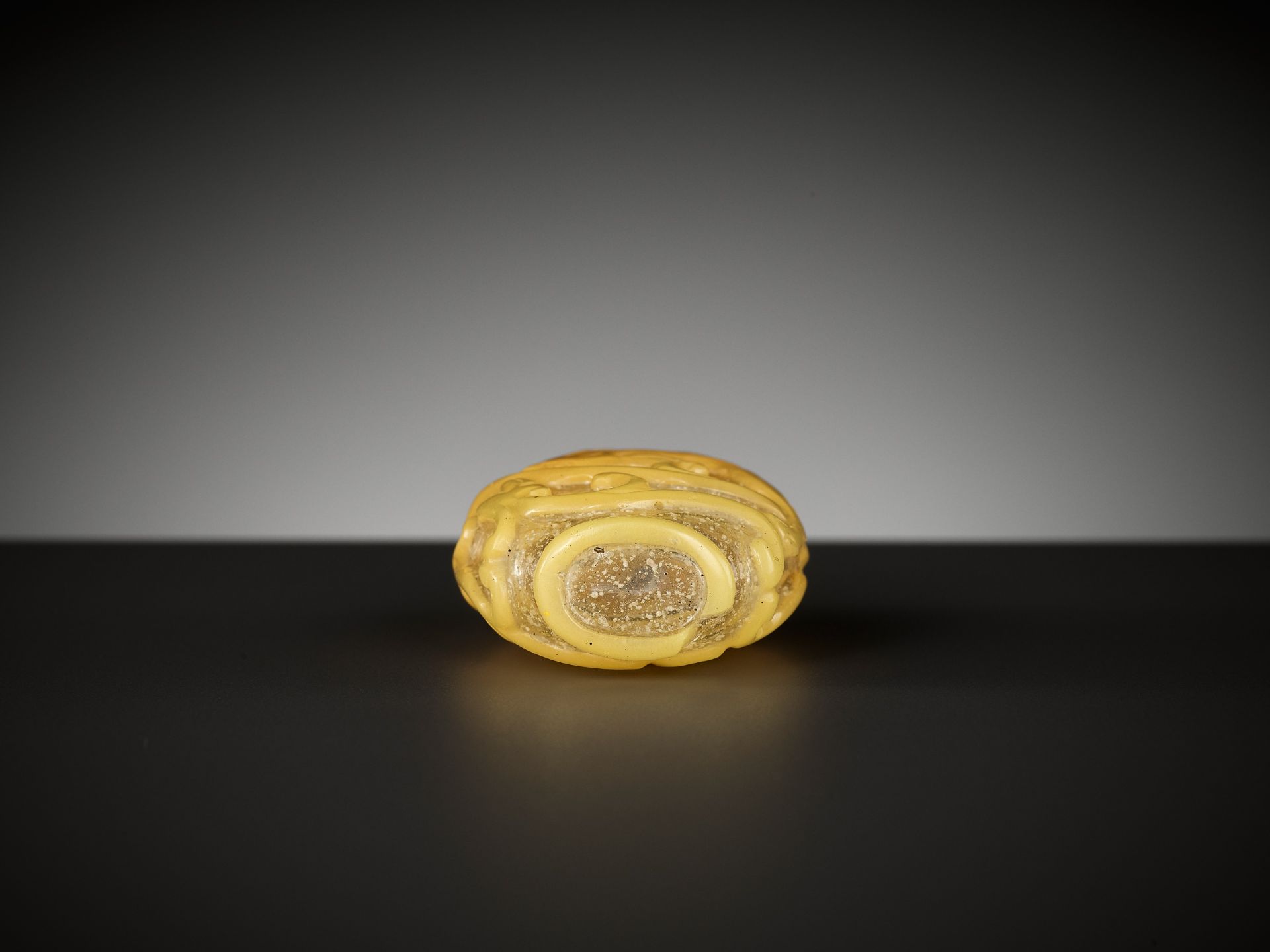 A YELLOW OVERLAY SNOWFLAKE GLASS 'CHILONG' SNUFF BOTTLE, QING DYNASTY - Image 7 of 8