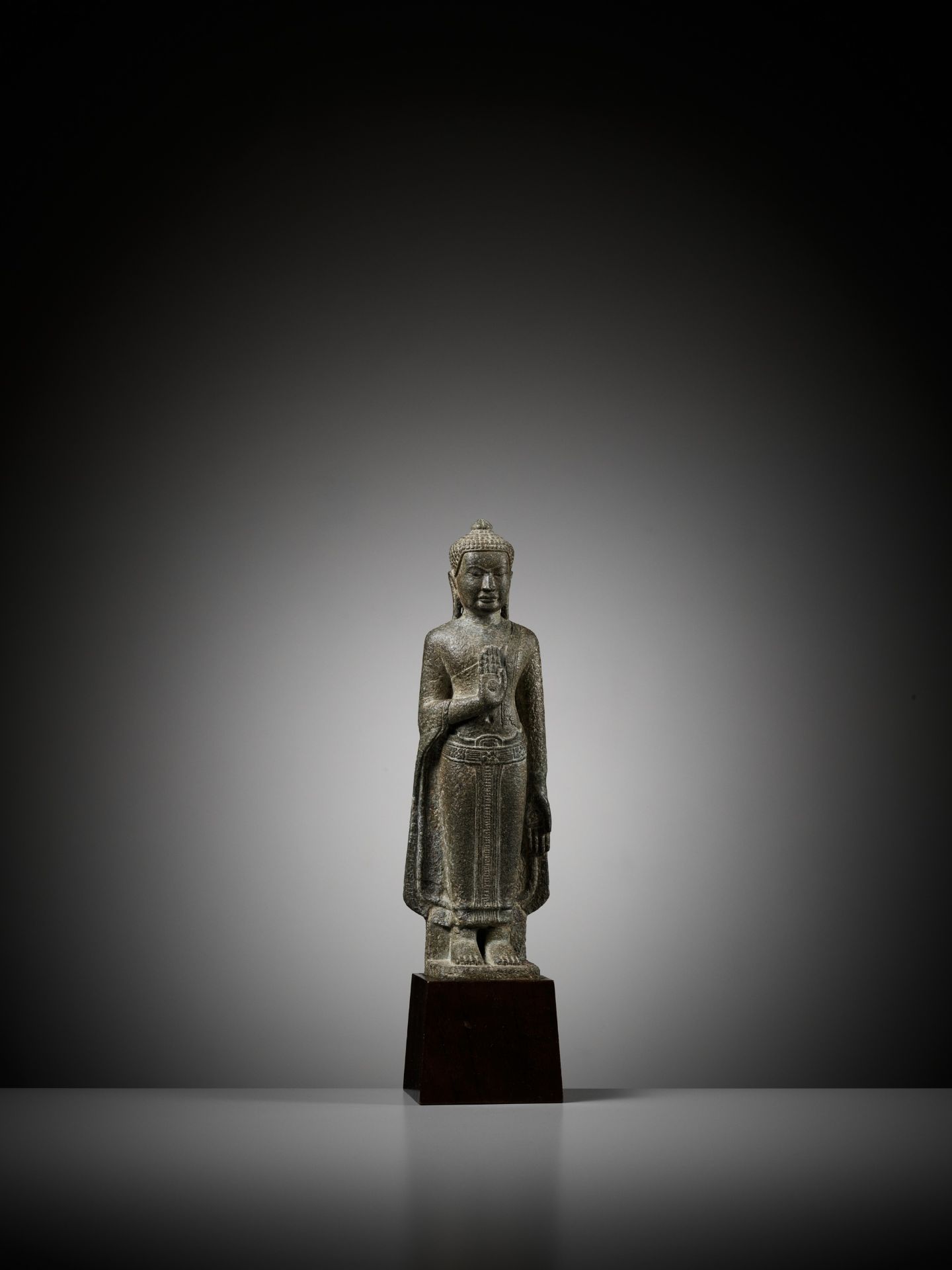 A SANDSTONE FIGURE OF STANDING BUDDHA - Image 12 of 15