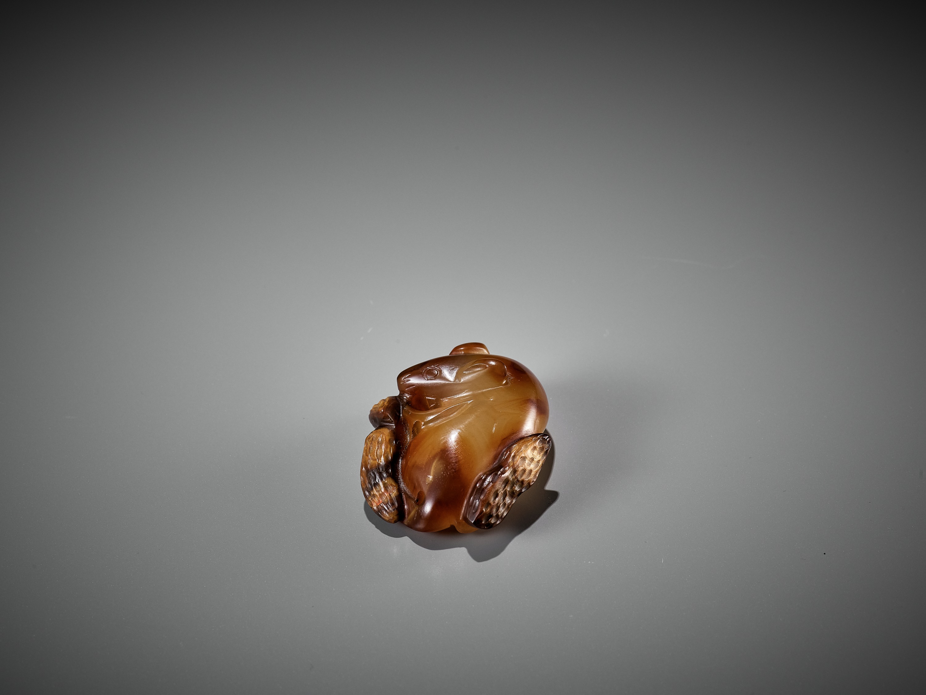 AN AGATE PENDANT OF A SQUIRREL WITH PEANUTS, 18TH-19TH CENTURY - Image 9 of 14