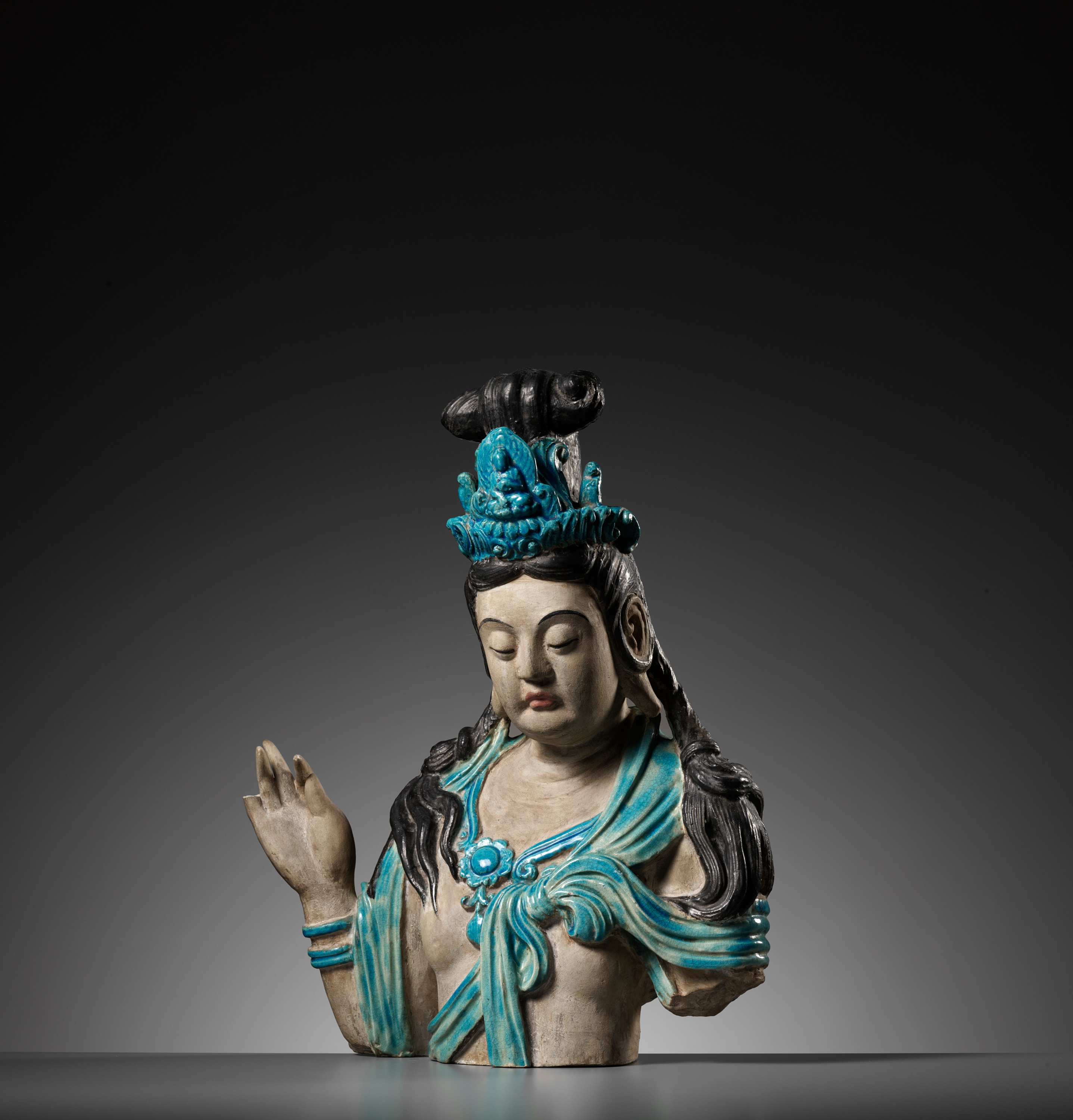 A LARGE AND MASSIVE FAHUA-GLAZED STONEWARE BUST OF GUANYIN, MING DYNASTY - Image 8 of 17