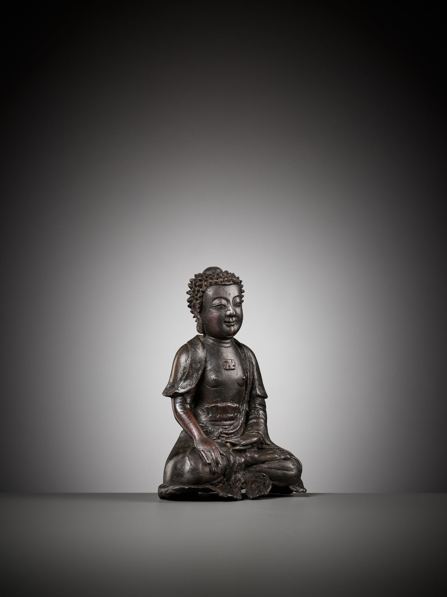 A RARE BRONZE FIGURE OF BUDDHA SHAKYAMUNI WITH WAN SYMBOL, EARLY MING DYNASTY - Image 8 of 10