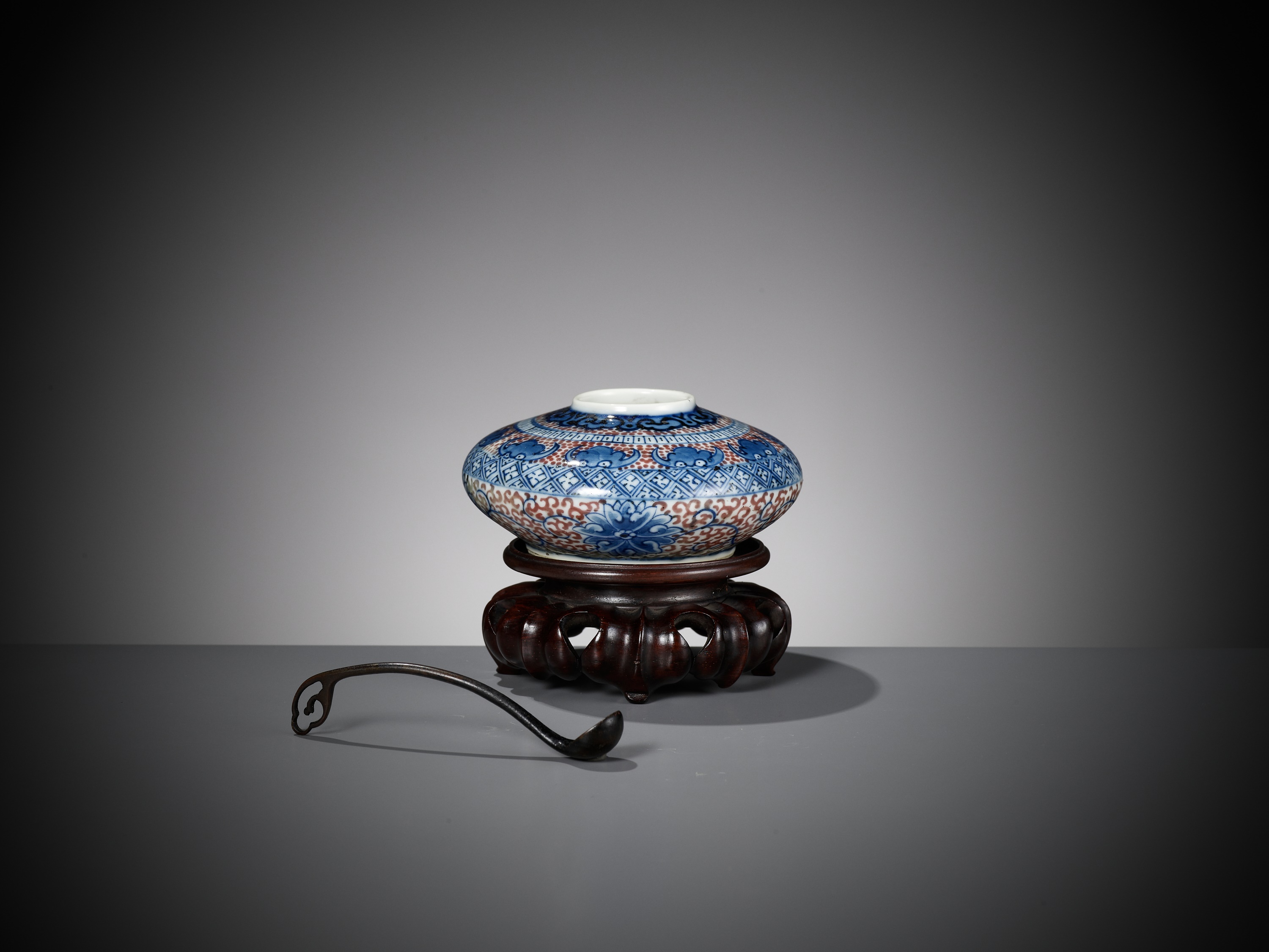 A PORCELAIN WATER POT, WITH MATCHING BRONZE SPOON AND WOOD STAND, QING DYNASTY - Image 12 of 14