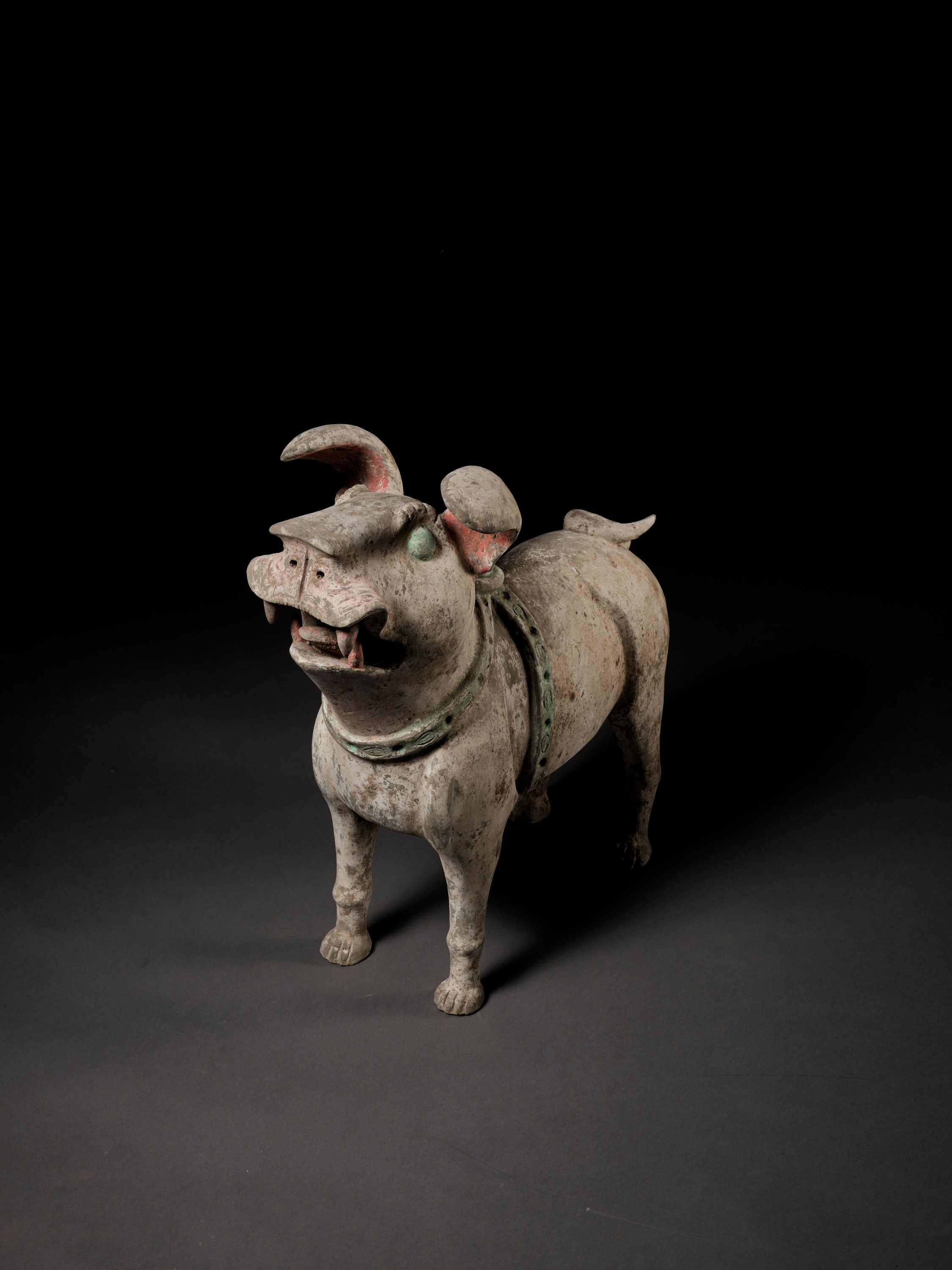 A MASSIVE PAINTED POTTERY FIGURE OF A GUARDIAN DOG, LATE EASTERN HAN TO SIX DYNASTIES - Image 7 of 16