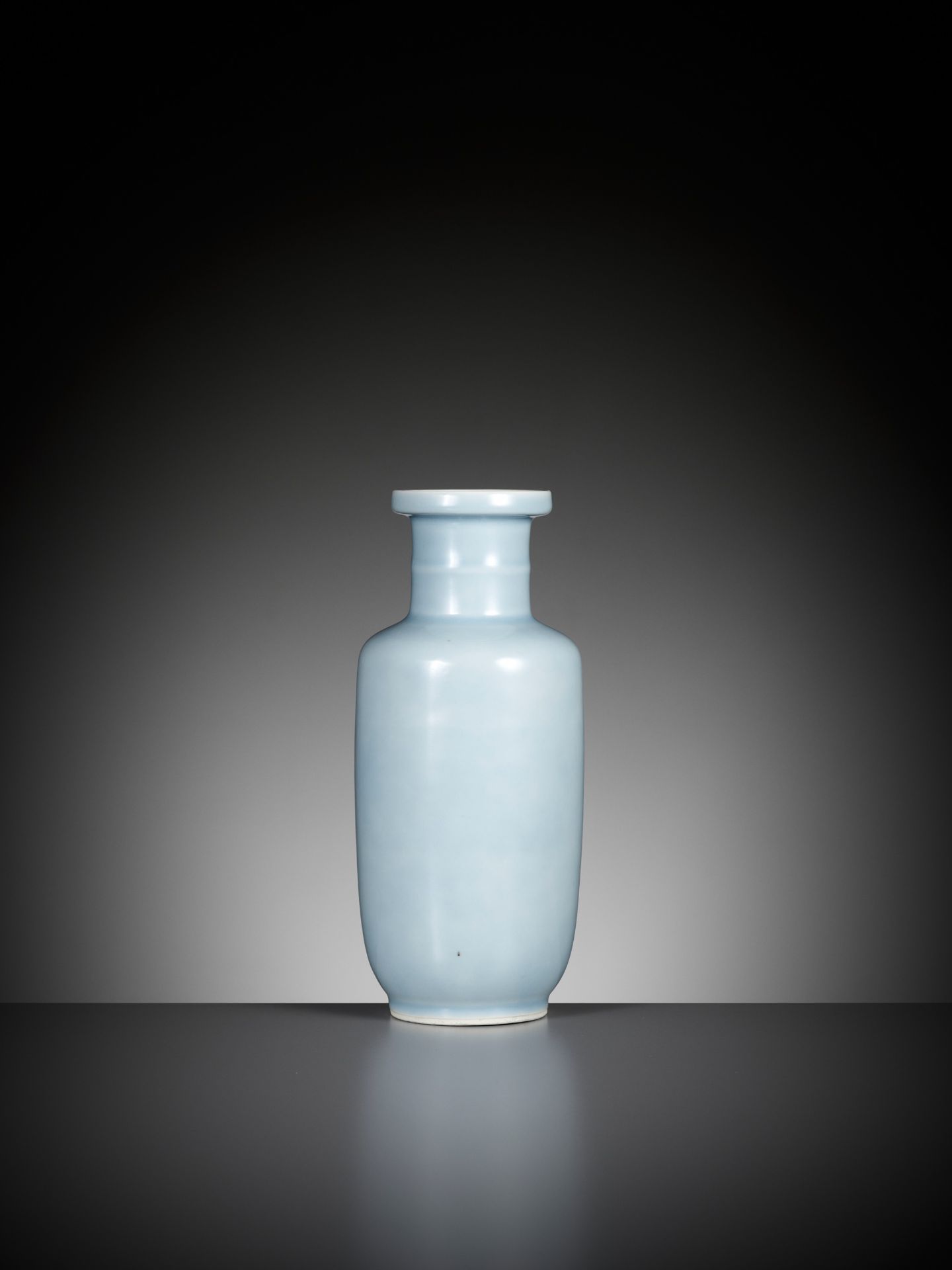 A CLAIRE DE LUNE GLAZED ROULEAU VASE, QING DYNASTY, 18TH CENTURY - Image 8 of 12